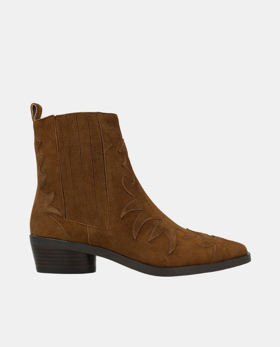 Imagen 0 de Botines de mujer de ante con adorno de pespuntes Marrón
