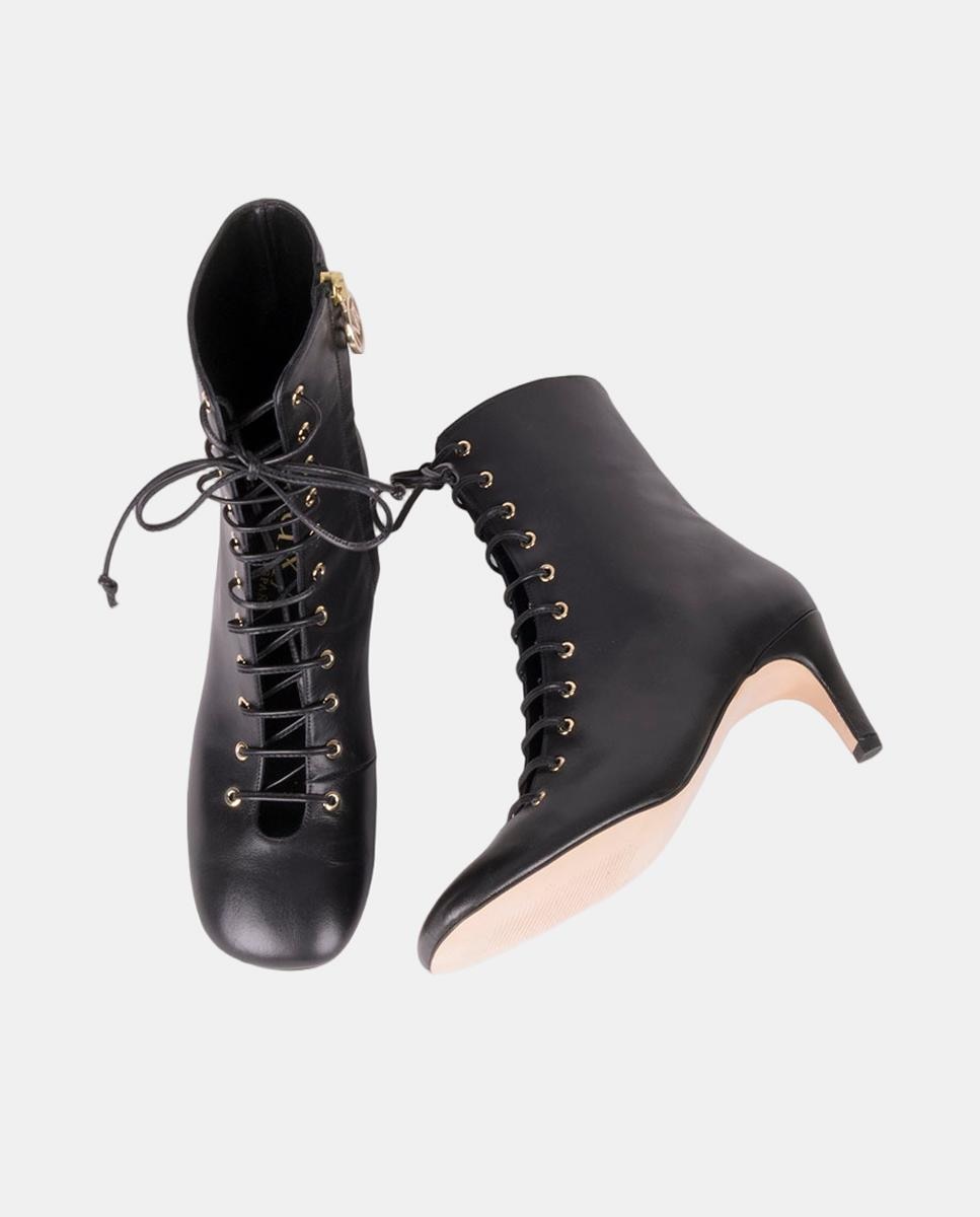 Botins em Pele com Atacadores Preto-2