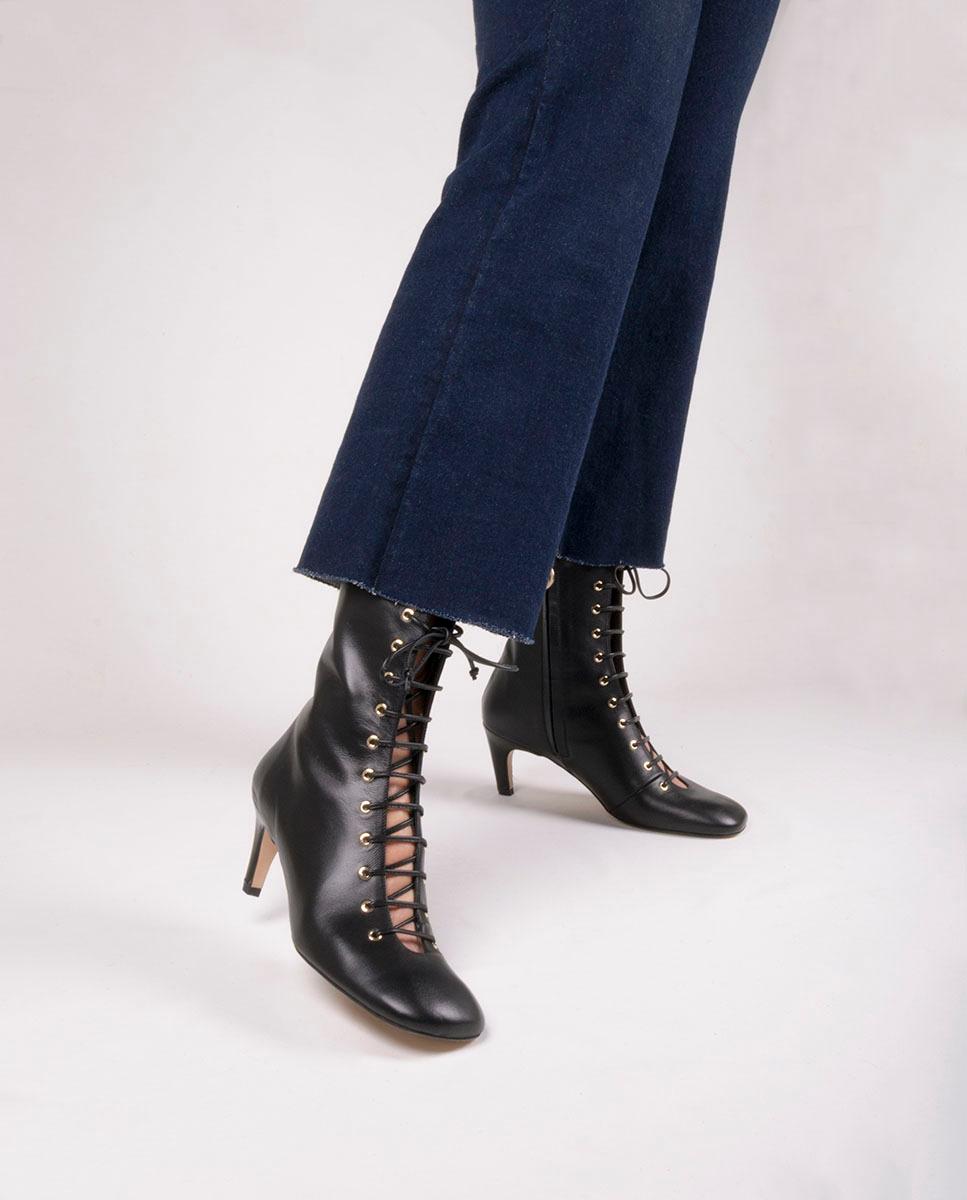 Botins em Pele com Atacadores Preto-6