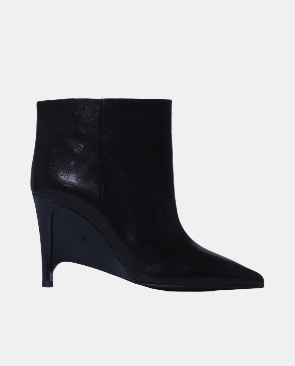 Imagem 0 de Botins em Pele com Salto