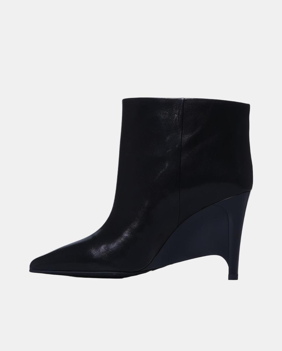Botins em Pele com Salto Preto-3