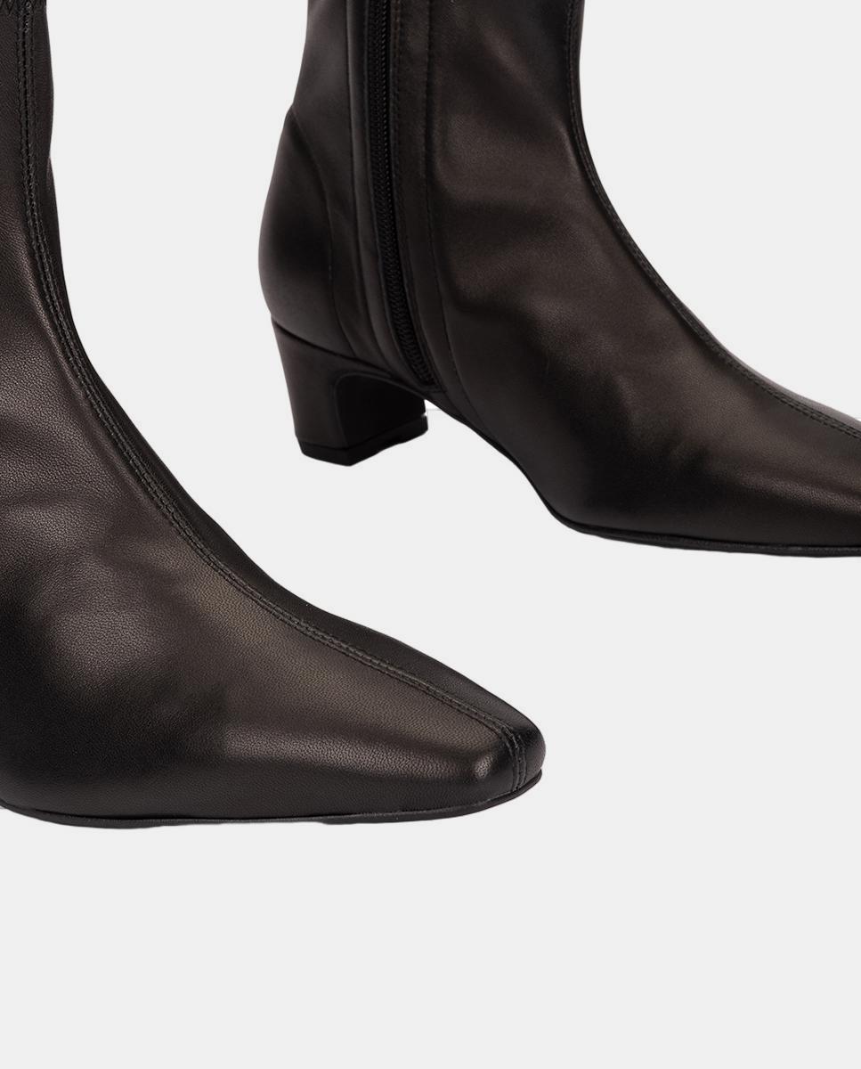 Botins em Pele com Salto Baixo Preto-4