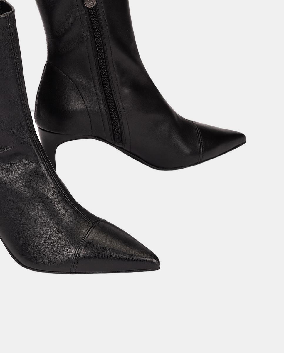 Botins em Pele com Biqueira e Salto Fino Preto-4