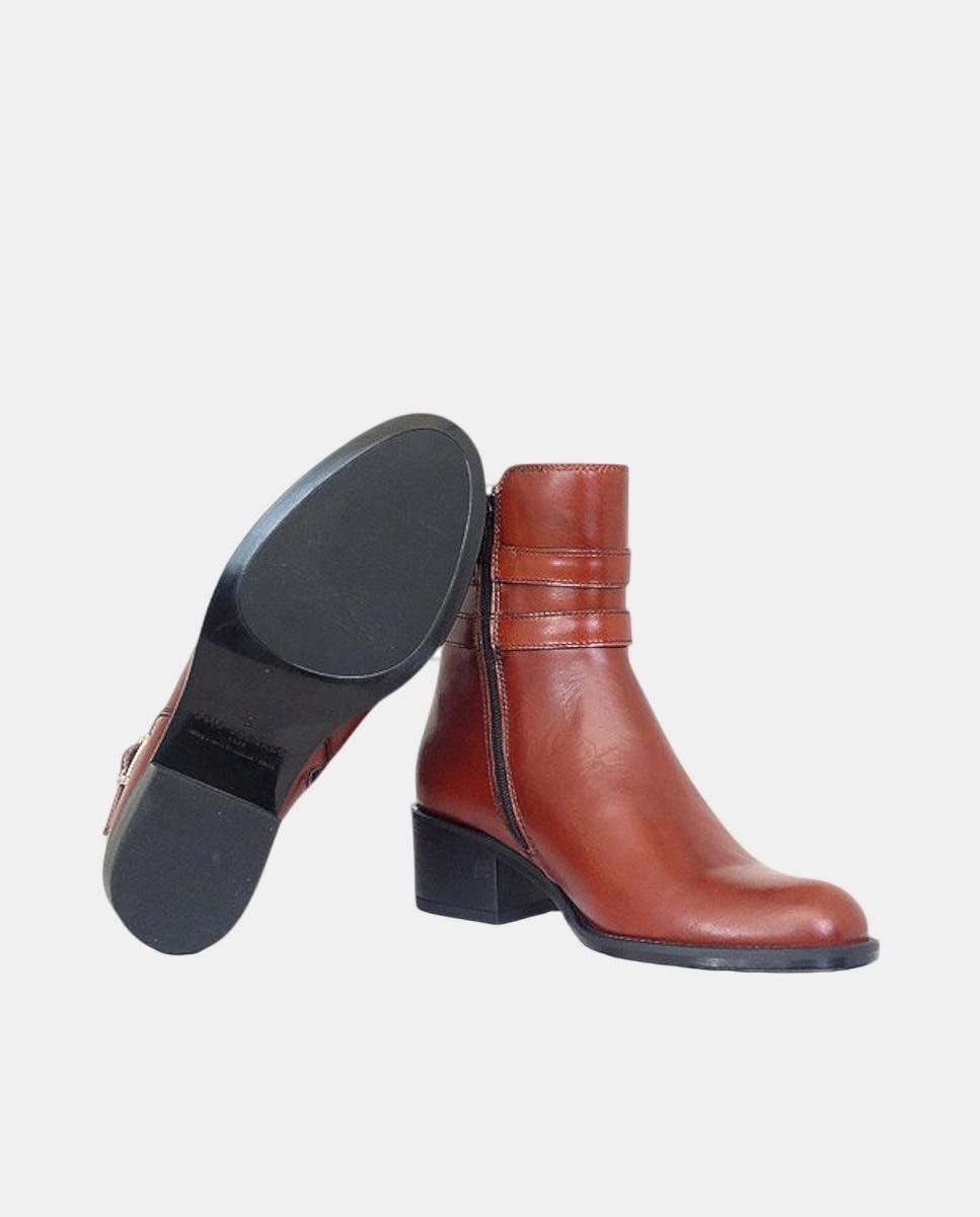 Botins em Pele com Salto e Três Fivelas Couro-4
