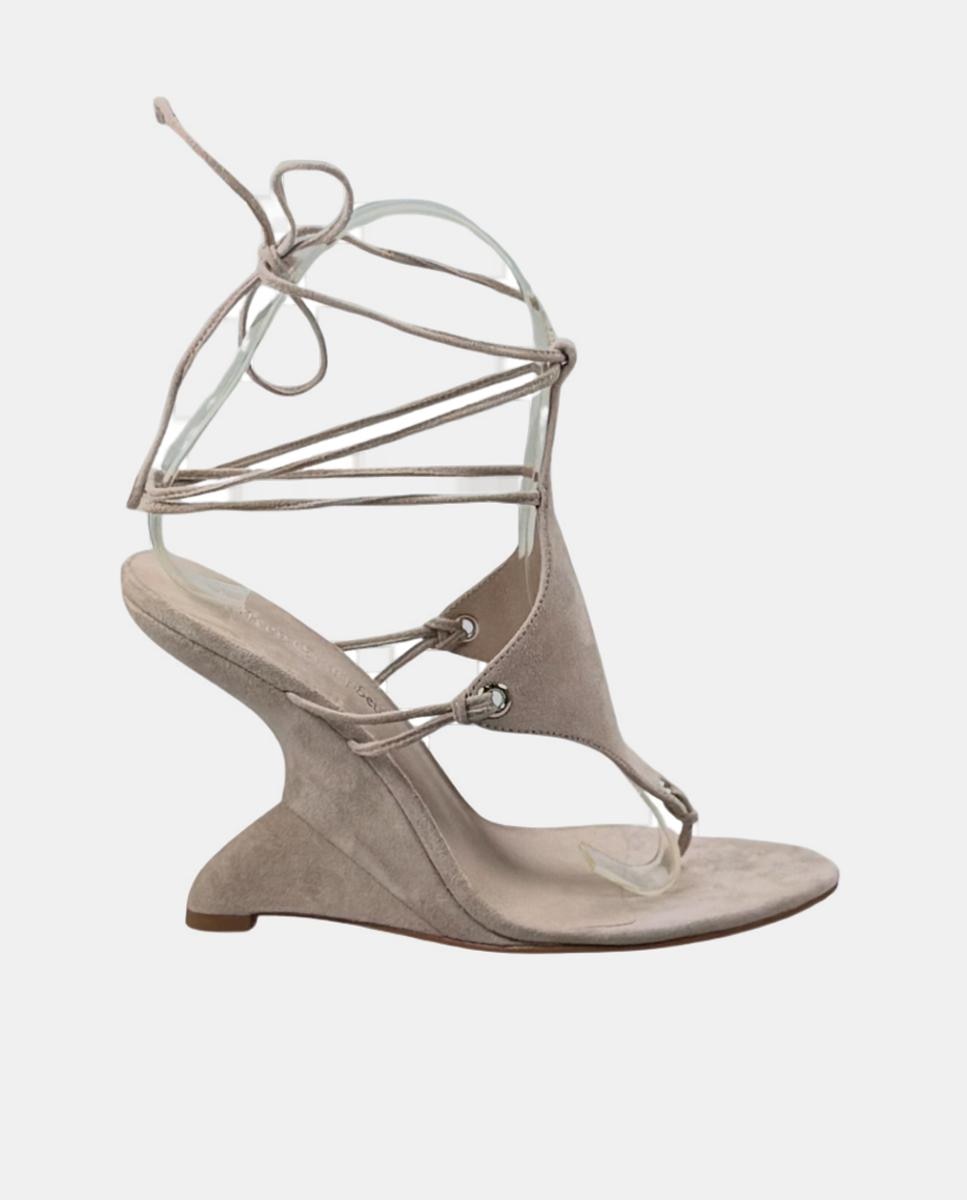 Imagem 0 de Sapatos Atados com Cunha e Salto Curvo