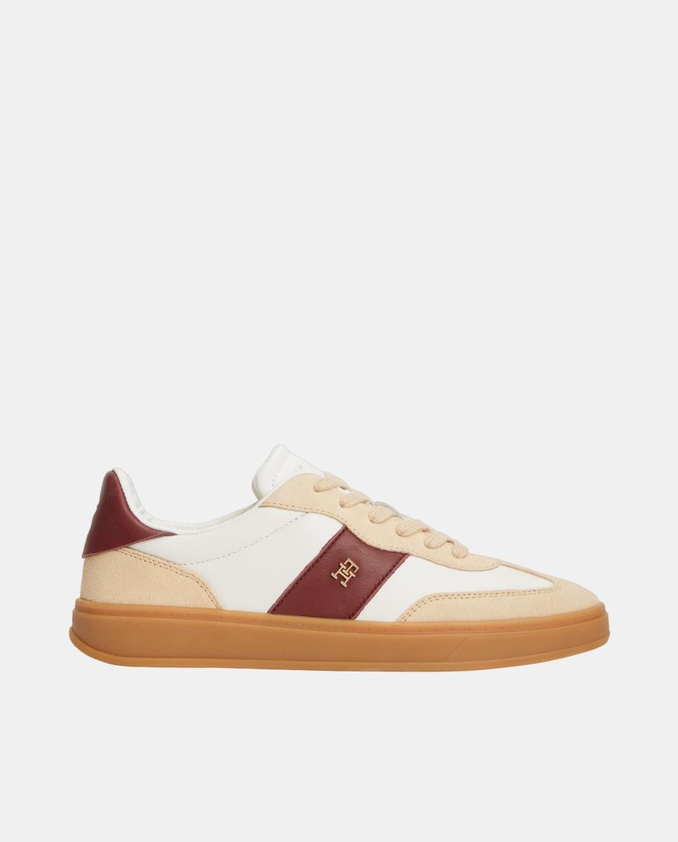 Tommy Hilfiger - Zapatilla de mujer de piel con logo y suela caramelo.
