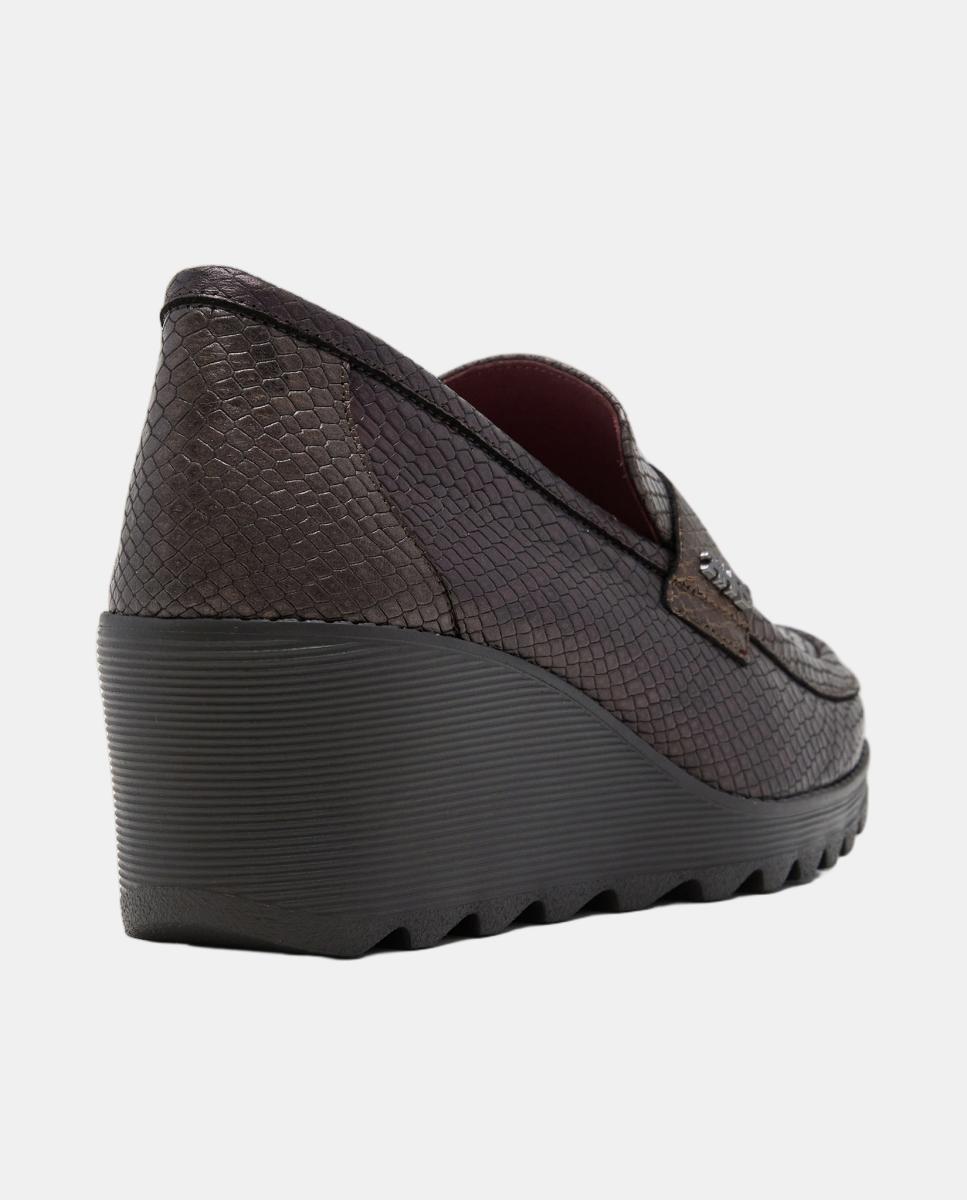 Mocassins em Pele com Efeito de Serpente na Cunha Castanho-3