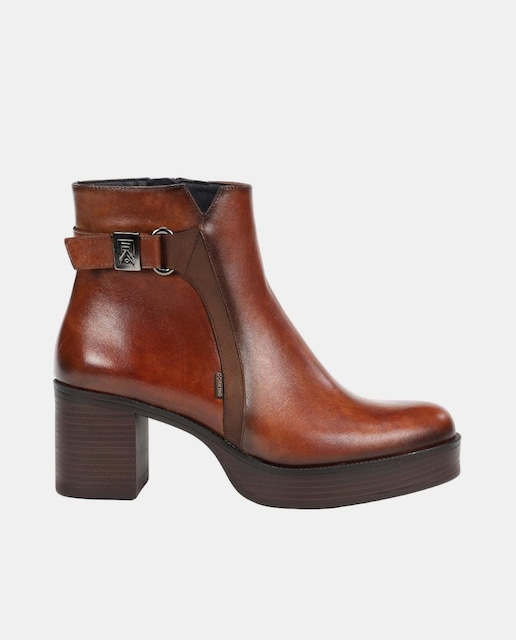 Imagen 0 de Botin de señora en piel con tacon
