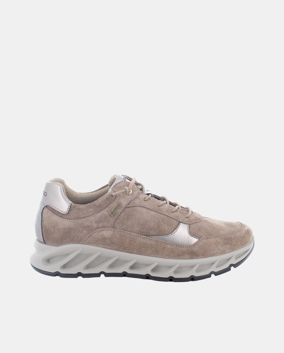 Imagen 0 de Zapatilla de mujer, en piel ante y material sintético, forro Goretex, cierre con cordones. Marrón topo