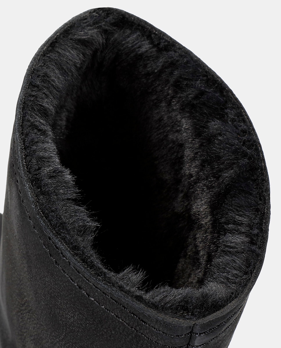 Botas em Pele e com Forro de Pelo Sintético Preto-6