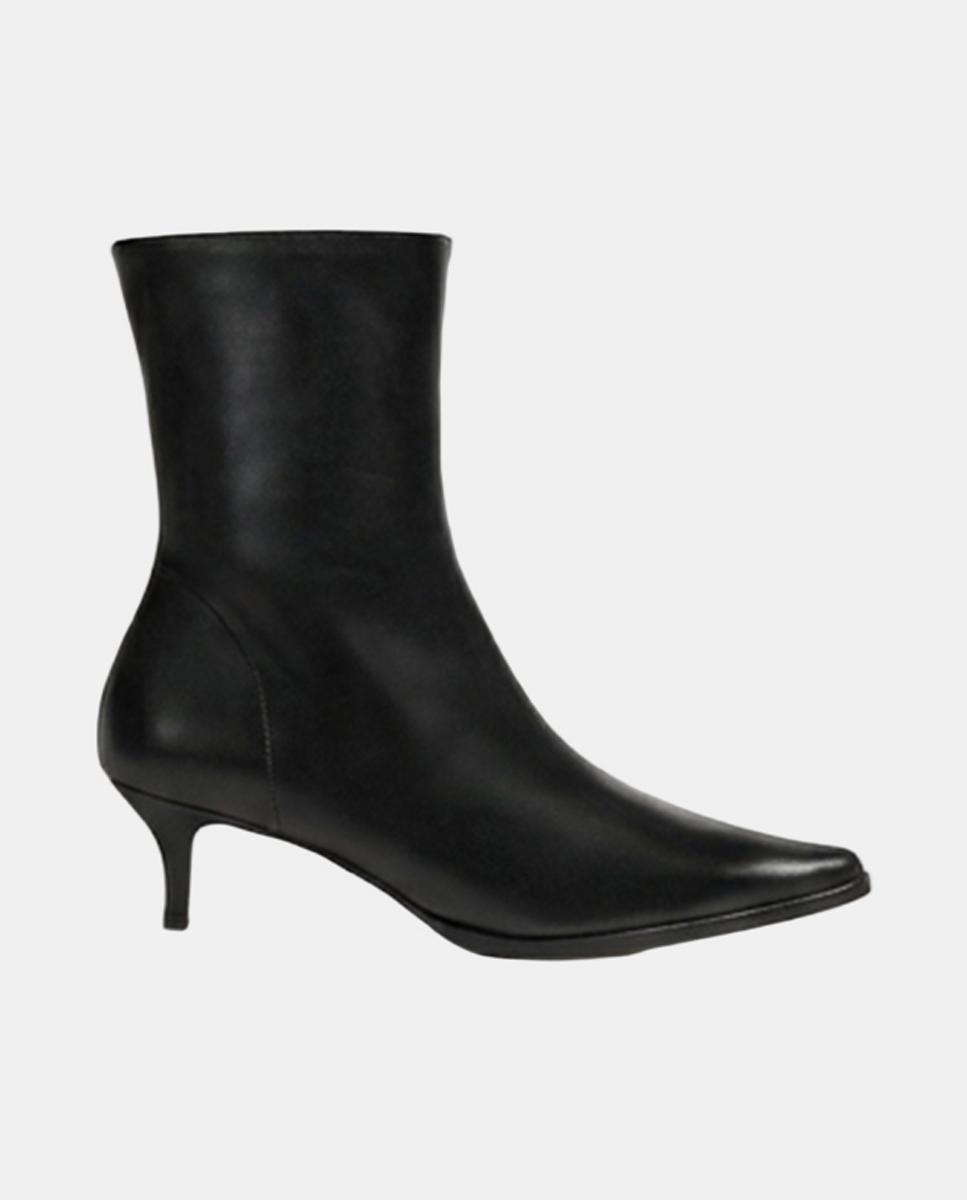 Imagem 0 de Botins em Pele com Salto Baixo