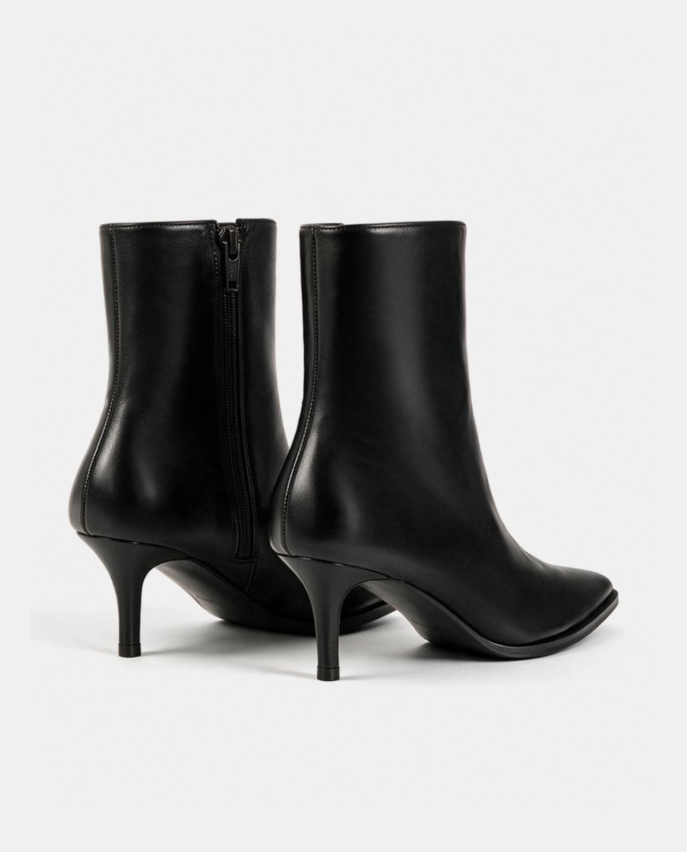 Botins em Pele com Salto Baixo Preto-4