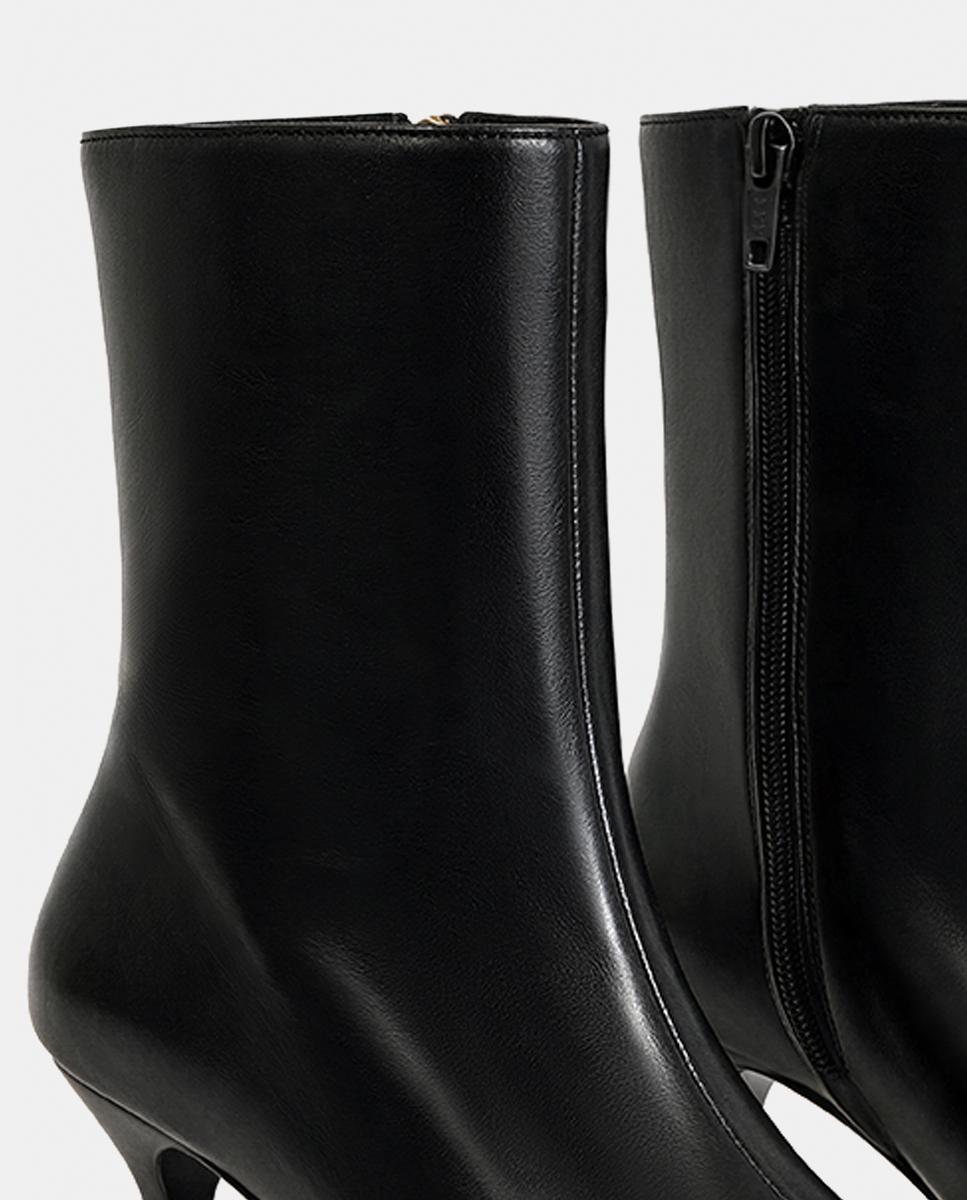 Botins em Pele com Salto Baixo Preto-5