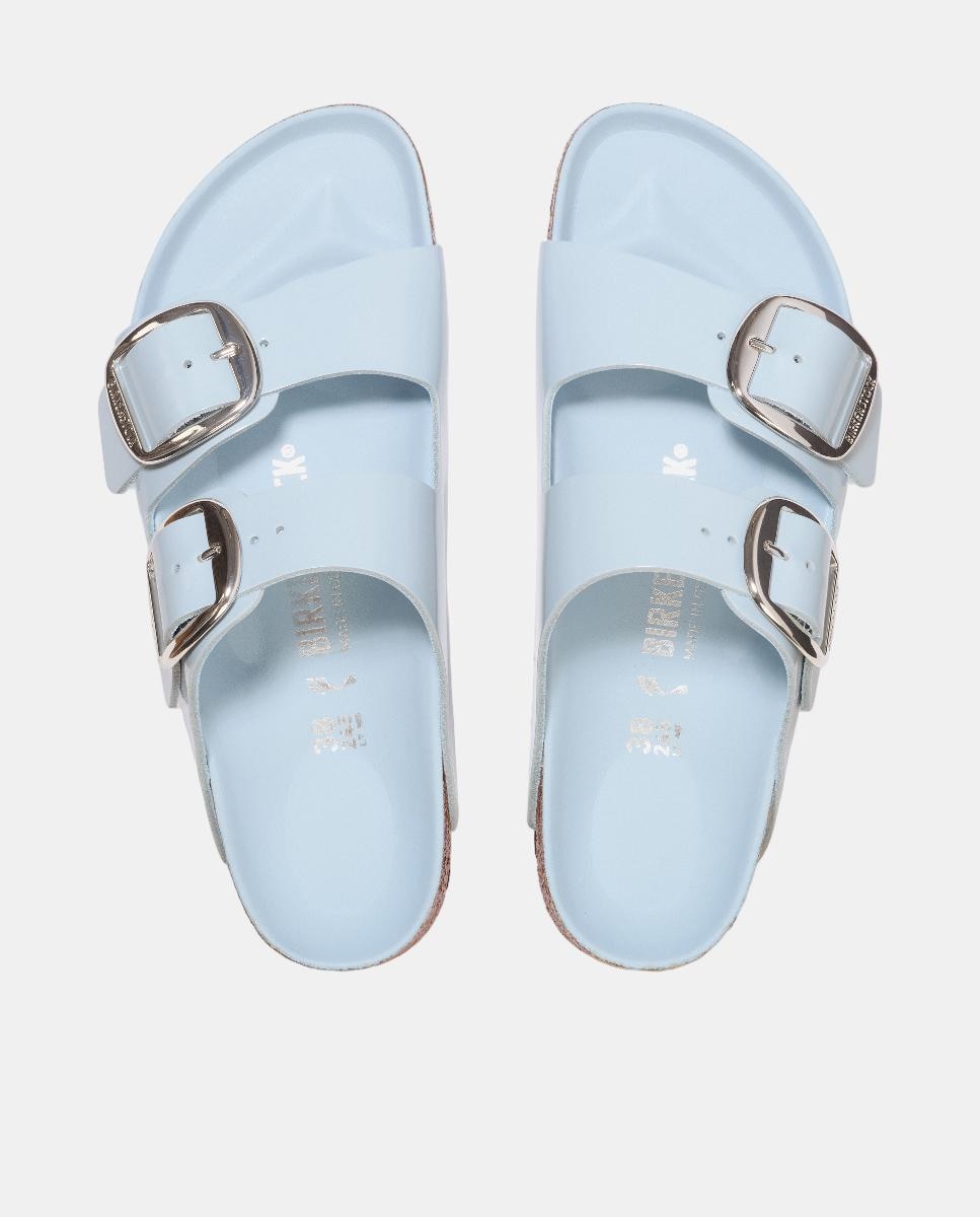 Sandálias com Fivela Grande em Couro Natural Envernizado Azul-claro-3