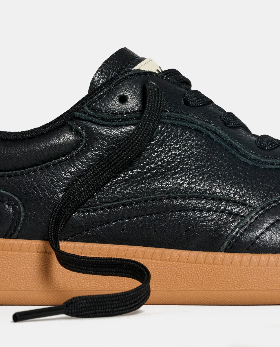 Sapatilhas Baixas em Pele com Sola de Borracha Preto-3