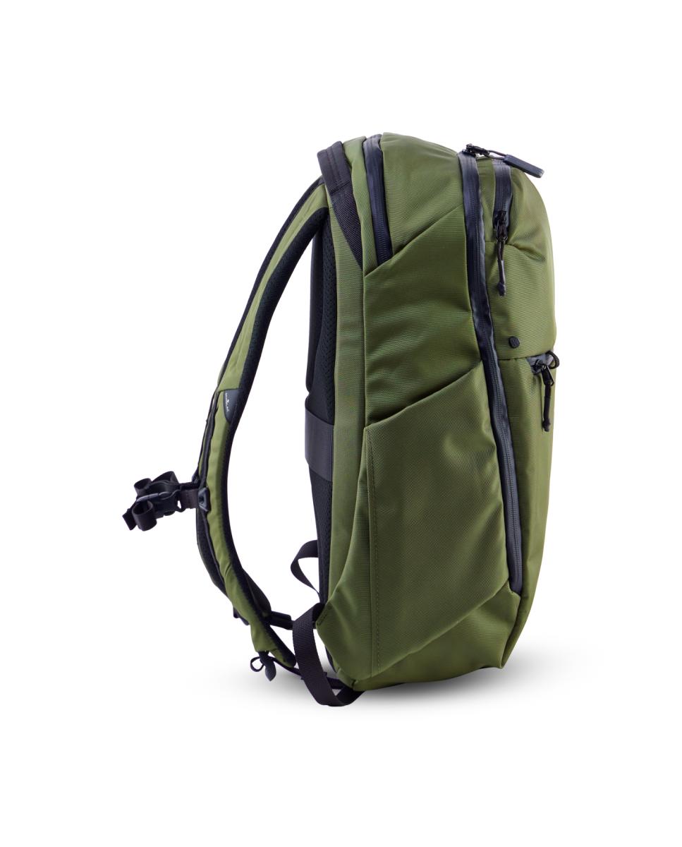 Imagen 6 de MOCHILLA DAYTRIPPER 22L PET RECICLADO - ECHOLAC - Verde militar Verde militar