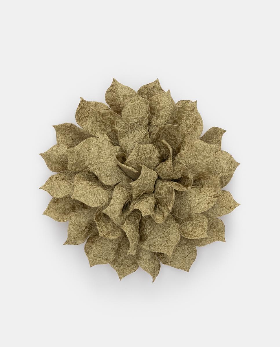 Imagem 0 de Pregadeira Bico de Pato com Flor Grande com Pontas em Tecido Texturado