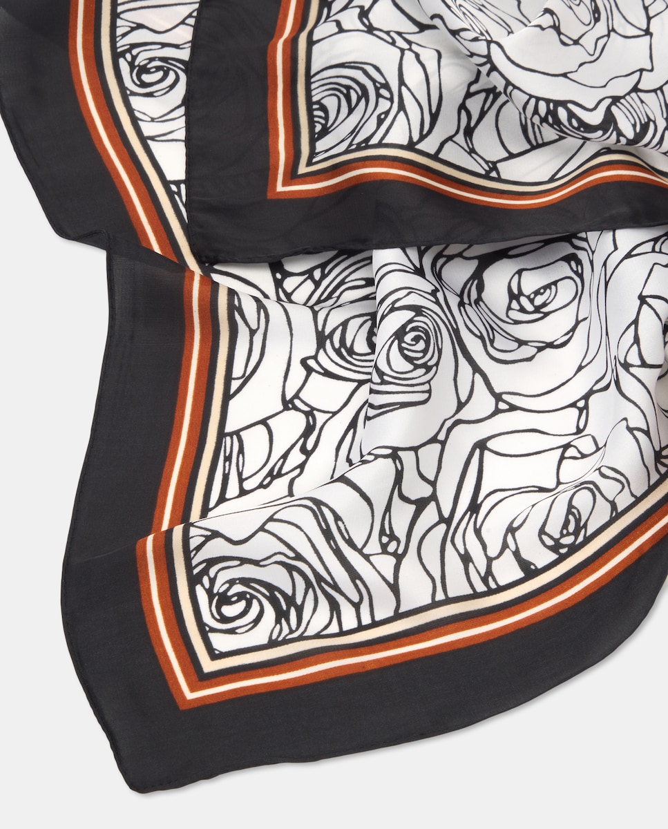 Lenço com Estampado de Rosas Preto-2