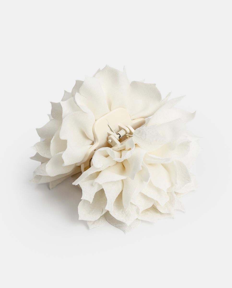 Imagem 0 de Mola com Flor Grande com Pontas de Tecido Texturado