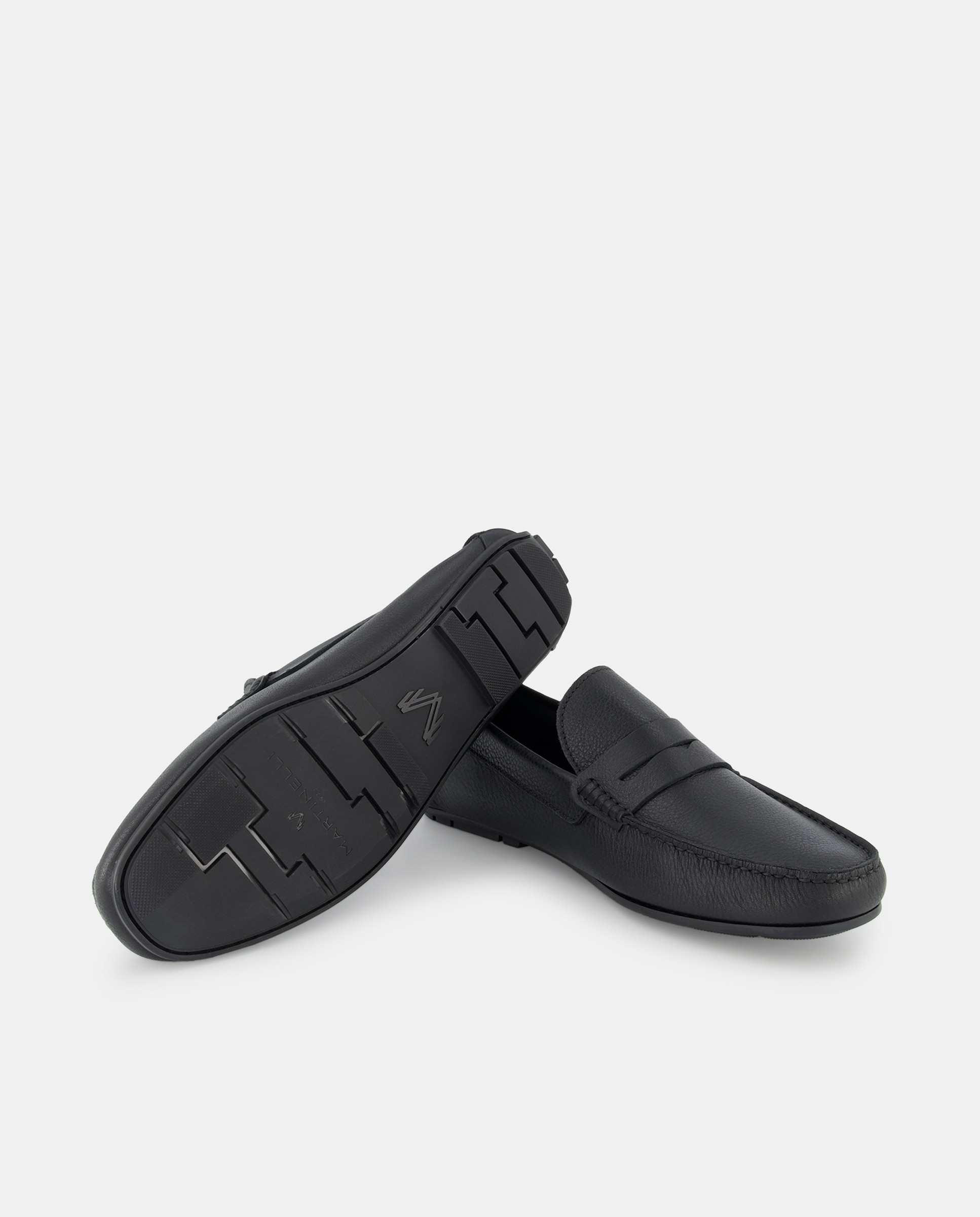 Mocassins com Detalhe de Travessão, Sola de Borracha e em Pele Preto-2