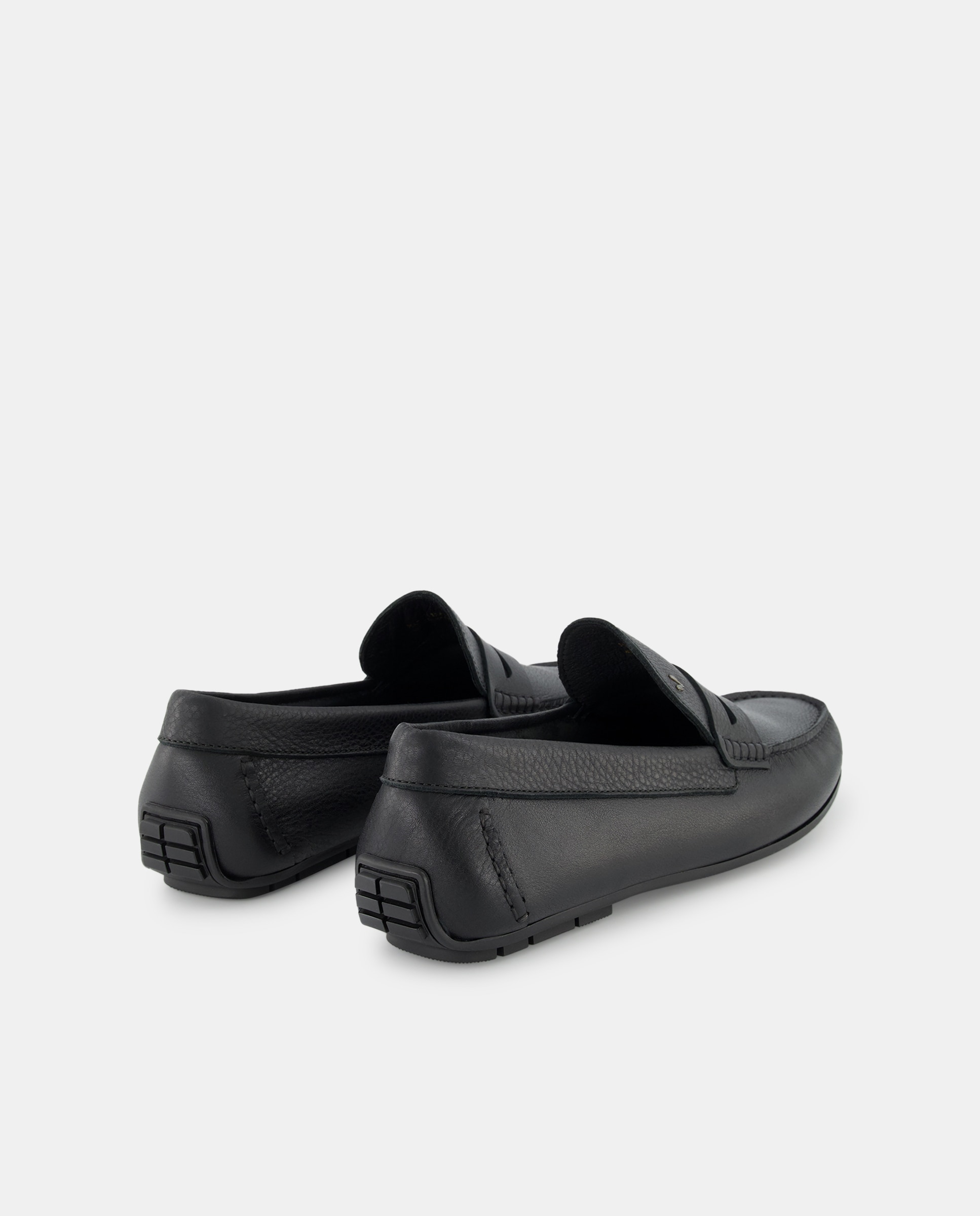 Mocassins com Detalhe de Travessão, Sola de Borracha e em Pele Preto-3