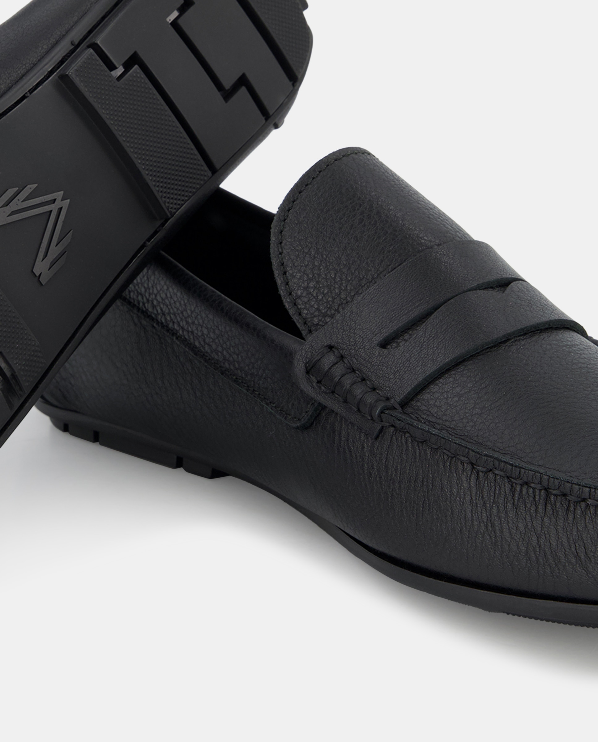 Mocassins com Detalhe de Travessão, Sola de Borracha e em Pele Preto-5