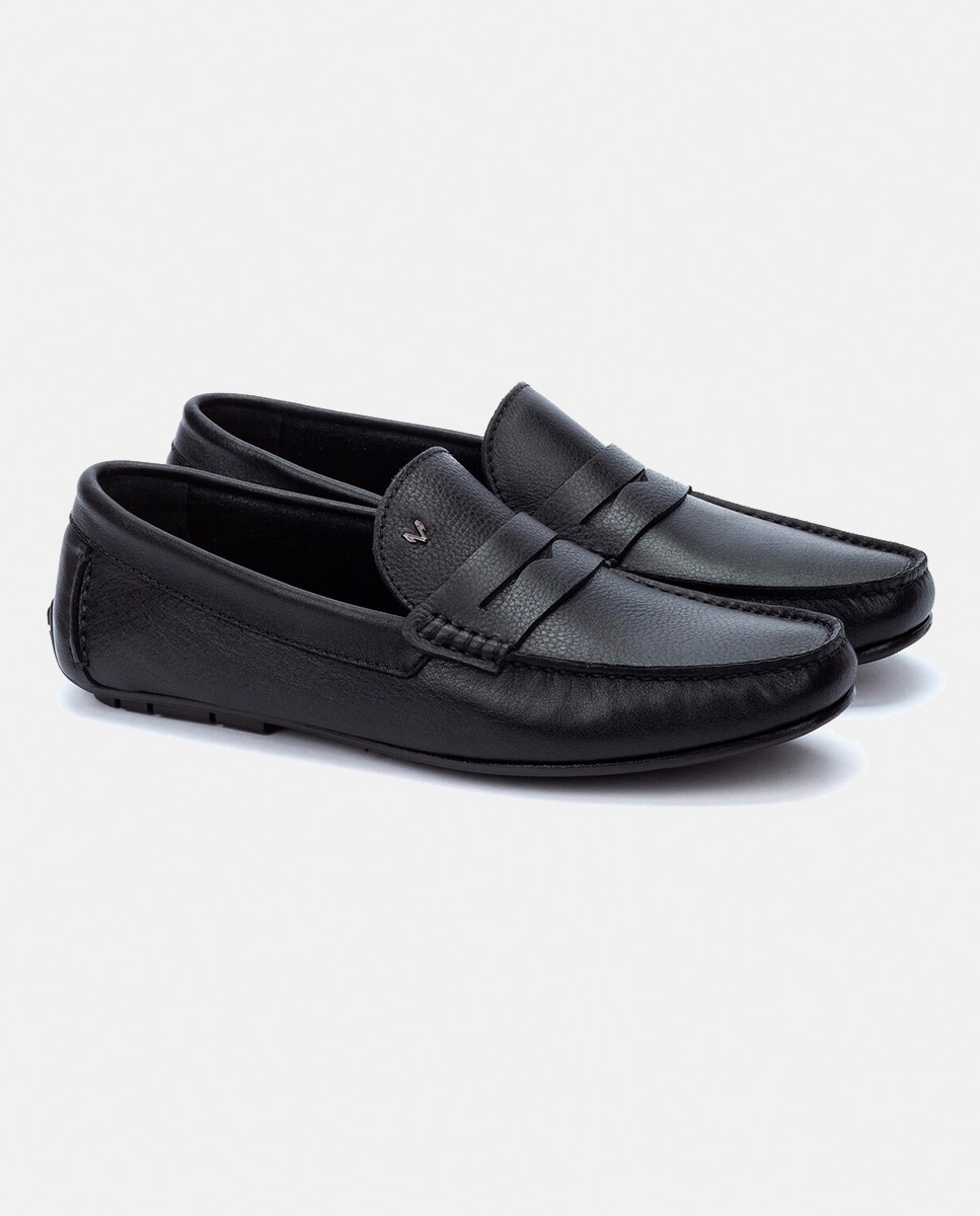 Mocassins com Detalhe de Travessão, Sola de Borracha e em Pele Preto-11