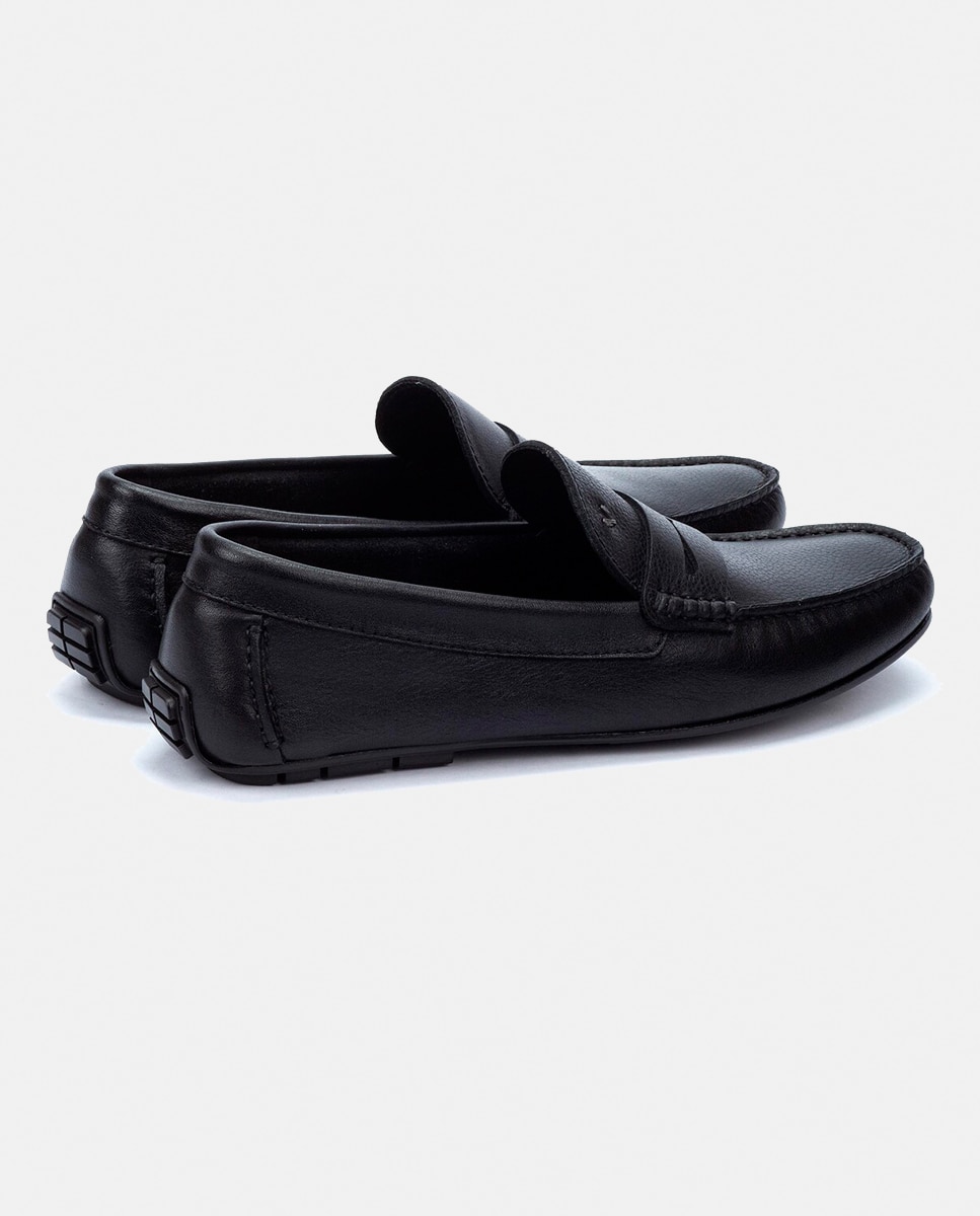 Mocassins com Detalhe de Travessão, Sola de Borracha e em Pele Preto-12