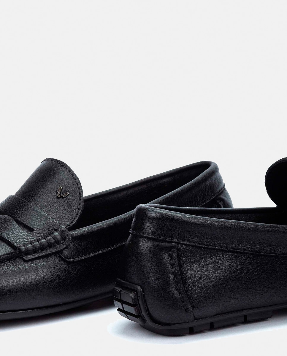 Mocassins com Detalhe de Travessão, Sola de Borracha e em Pele Preto-13