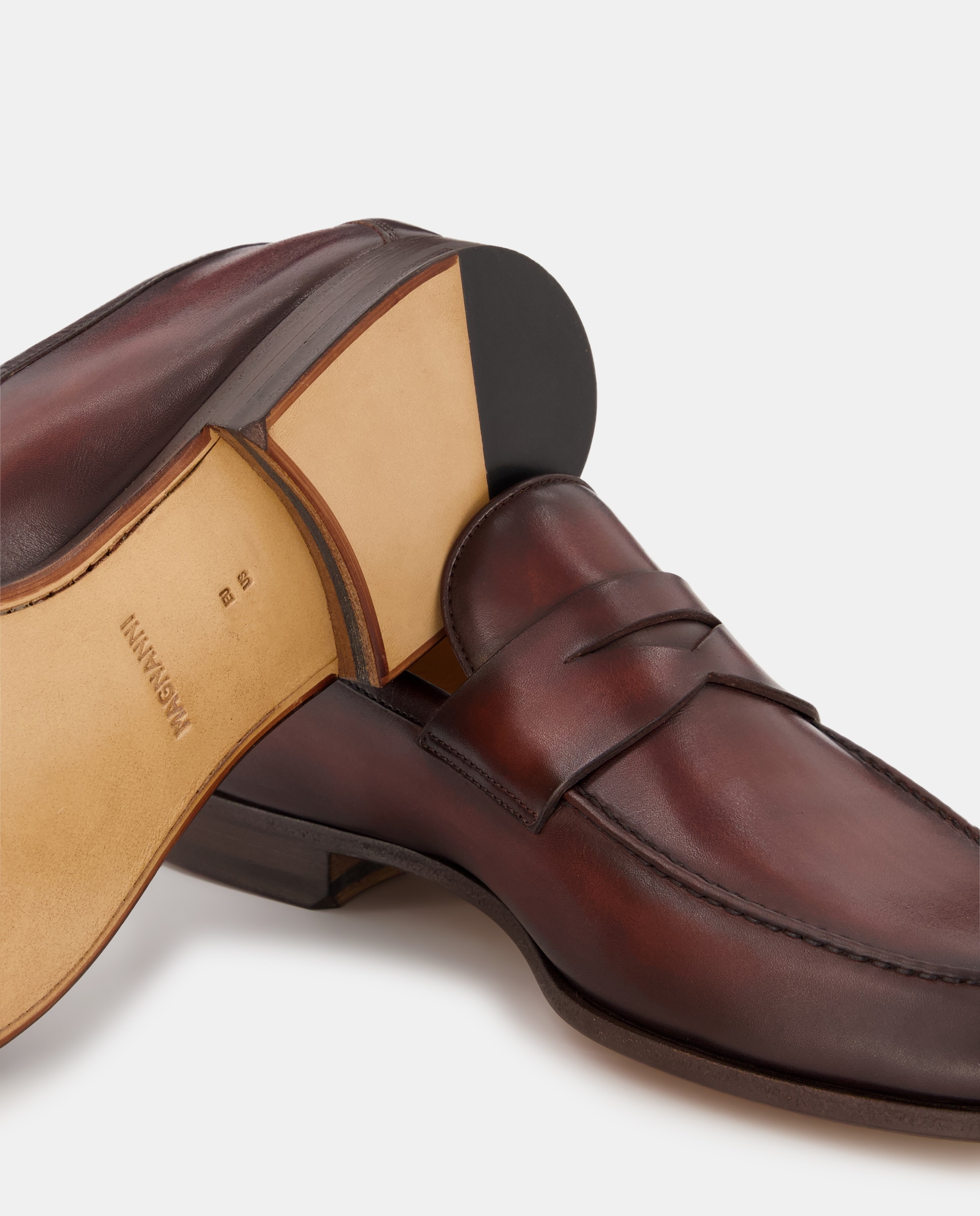 Mocassins com Adorno de Travessão, Sola de Borracha e em Pele Castanho-claro-5