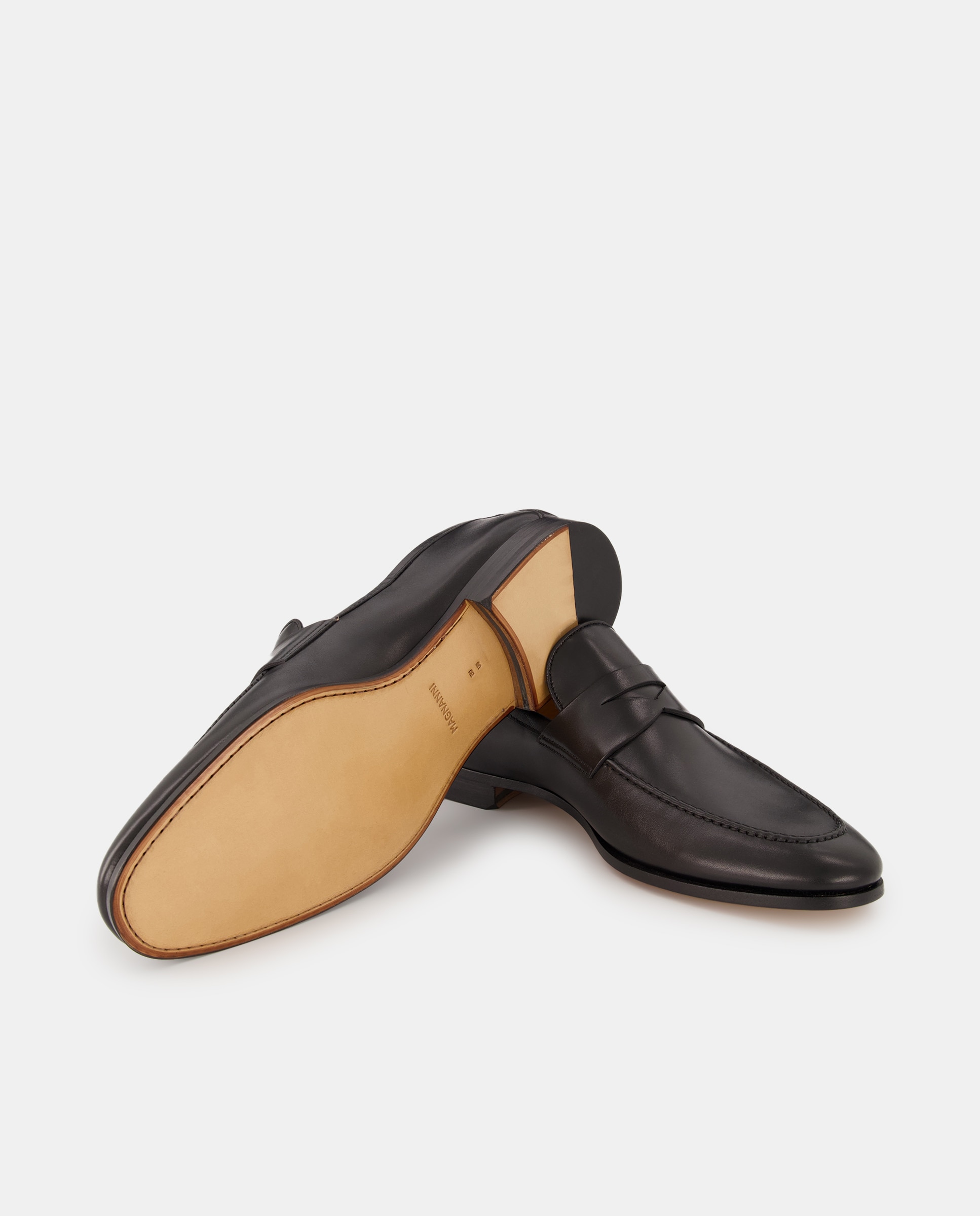 Mocassins com Adorno de Travessão, Sola de Borracha e em Pele Preto-2