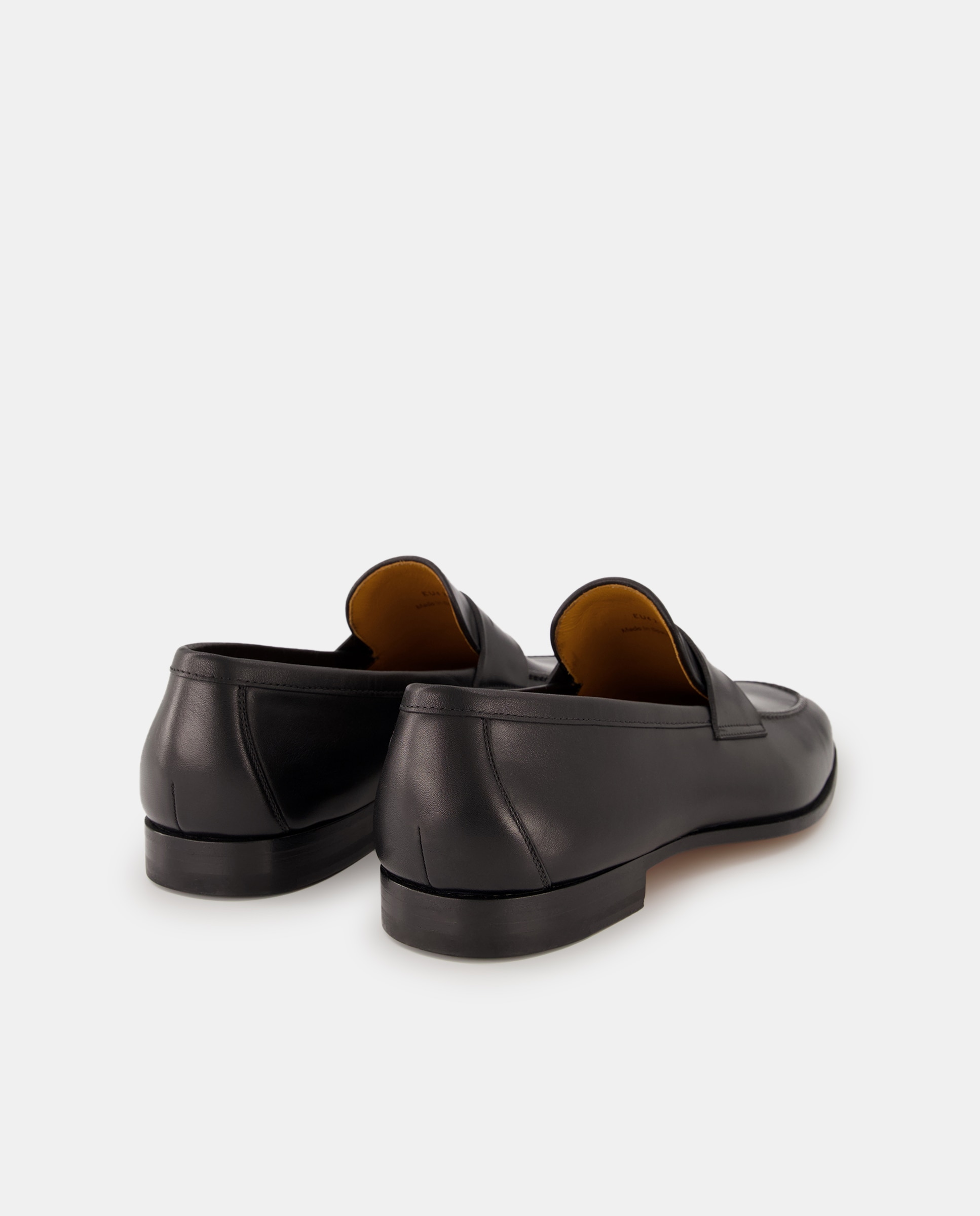 Mocassins com Adorno de Travessão, Sola de Borracha e em Pele Preto-3