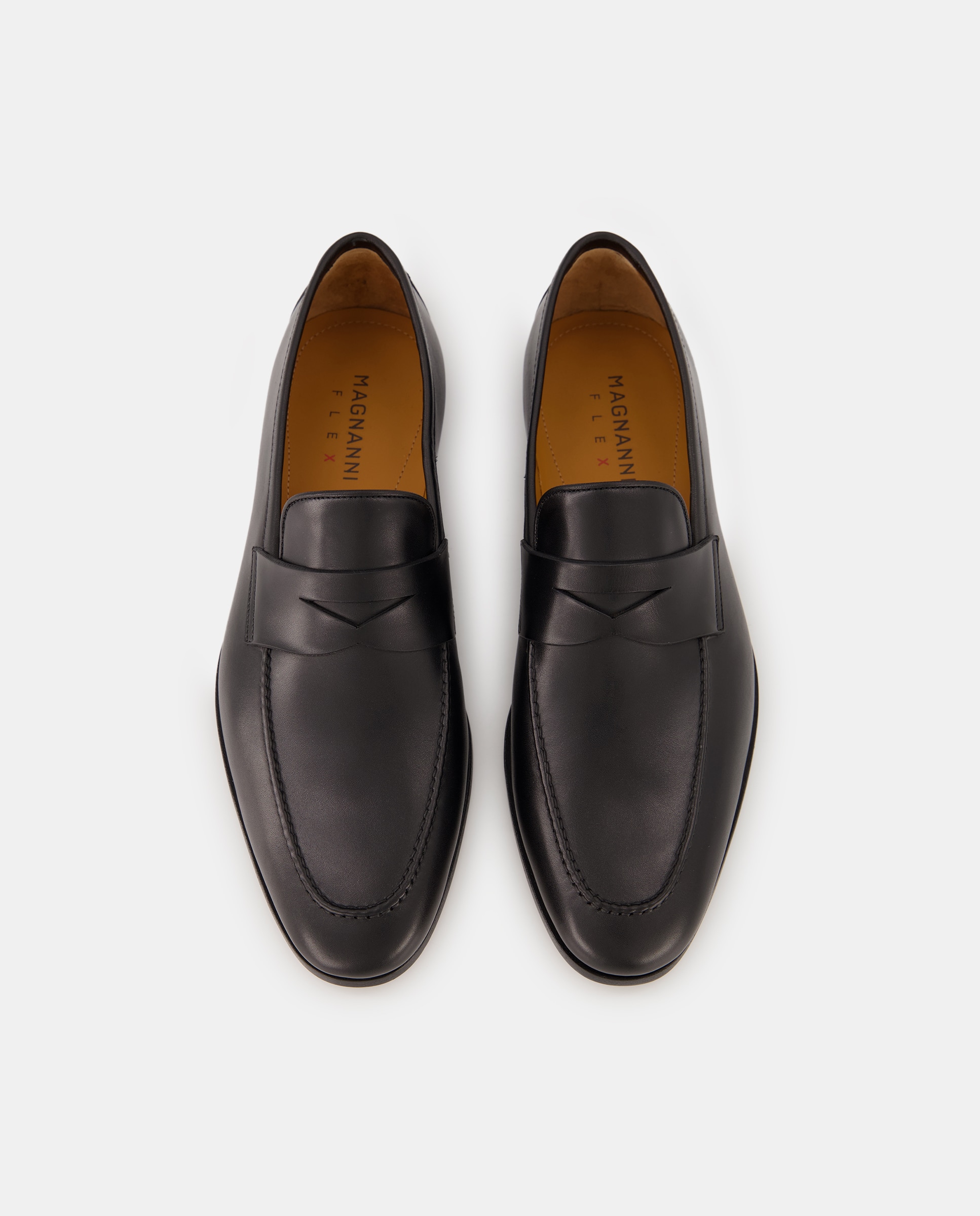 Mocassins com Adorno de Travessão, Sola de Borracha e em Pele Preto-4