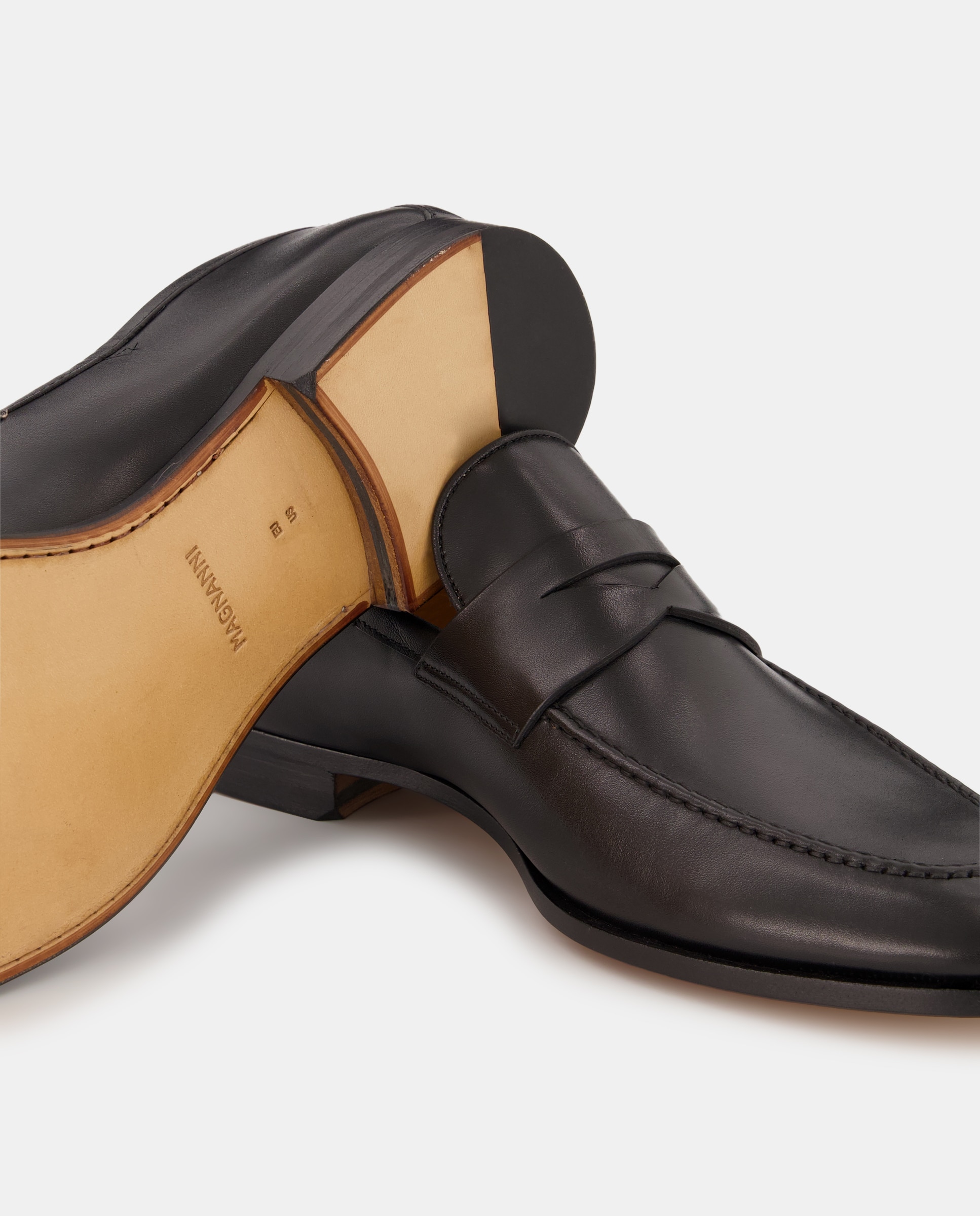 Mocassins com Adorno de Travessão, Sola de Borracha e em Pele Preto-5