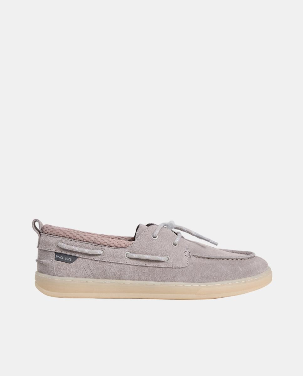 Pepe Jeans - Náutico estilo 'Deck Shoes' en piel de ante con suela de goma translúcida y logo lateral 'Since 1973'.