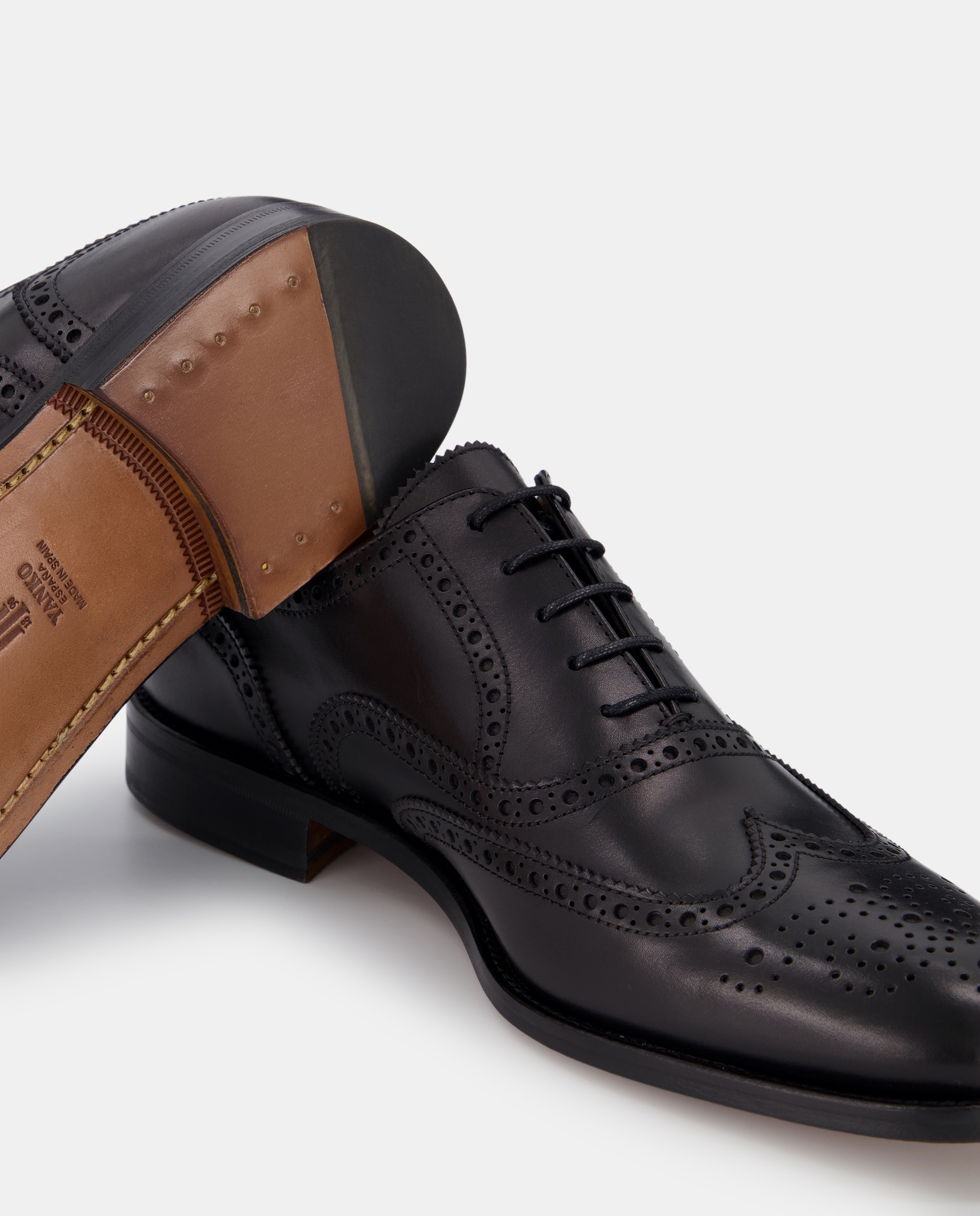 Sapatos de Atacadores Wingtip com Detalhe de Perfurações e em Pele - Preto Preto-5