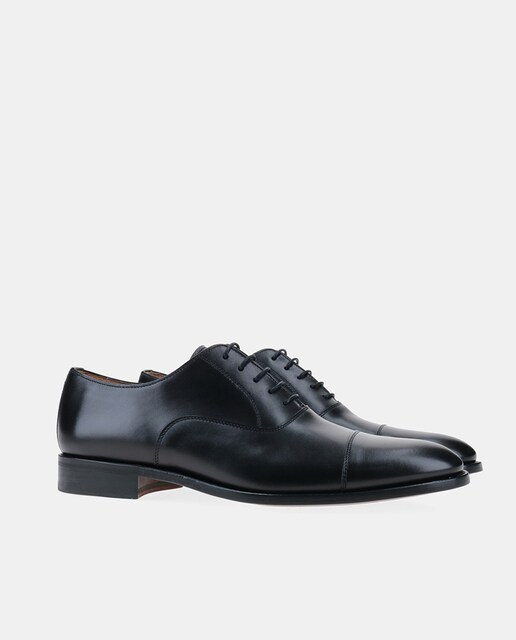 Zapatos de cordones de hombre en negro tipo inglés de piel con puntera recta y suela de cuero