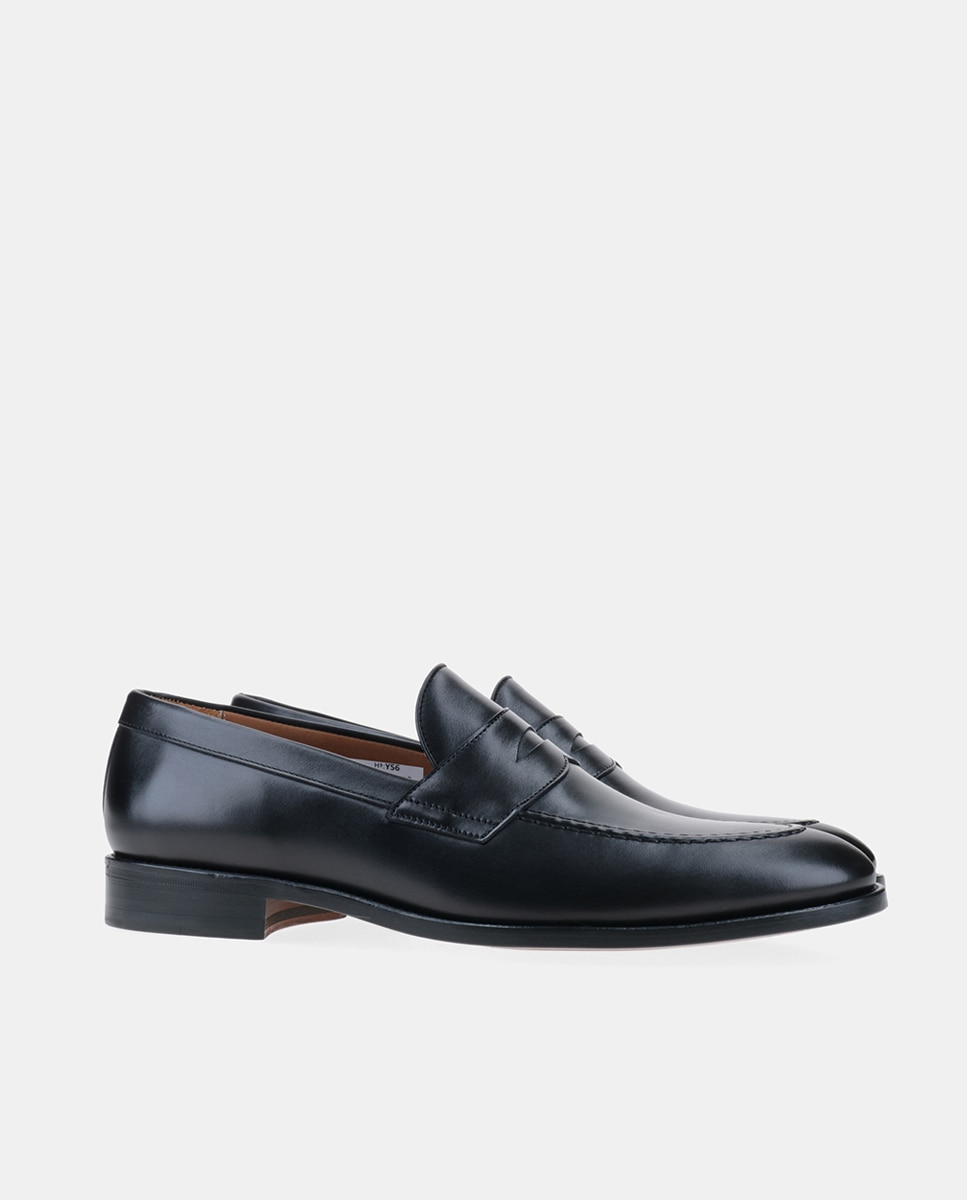Imagem 0 de Mocassins com Detalhe de Travessão, Sola de Couro e em Pele - Preto