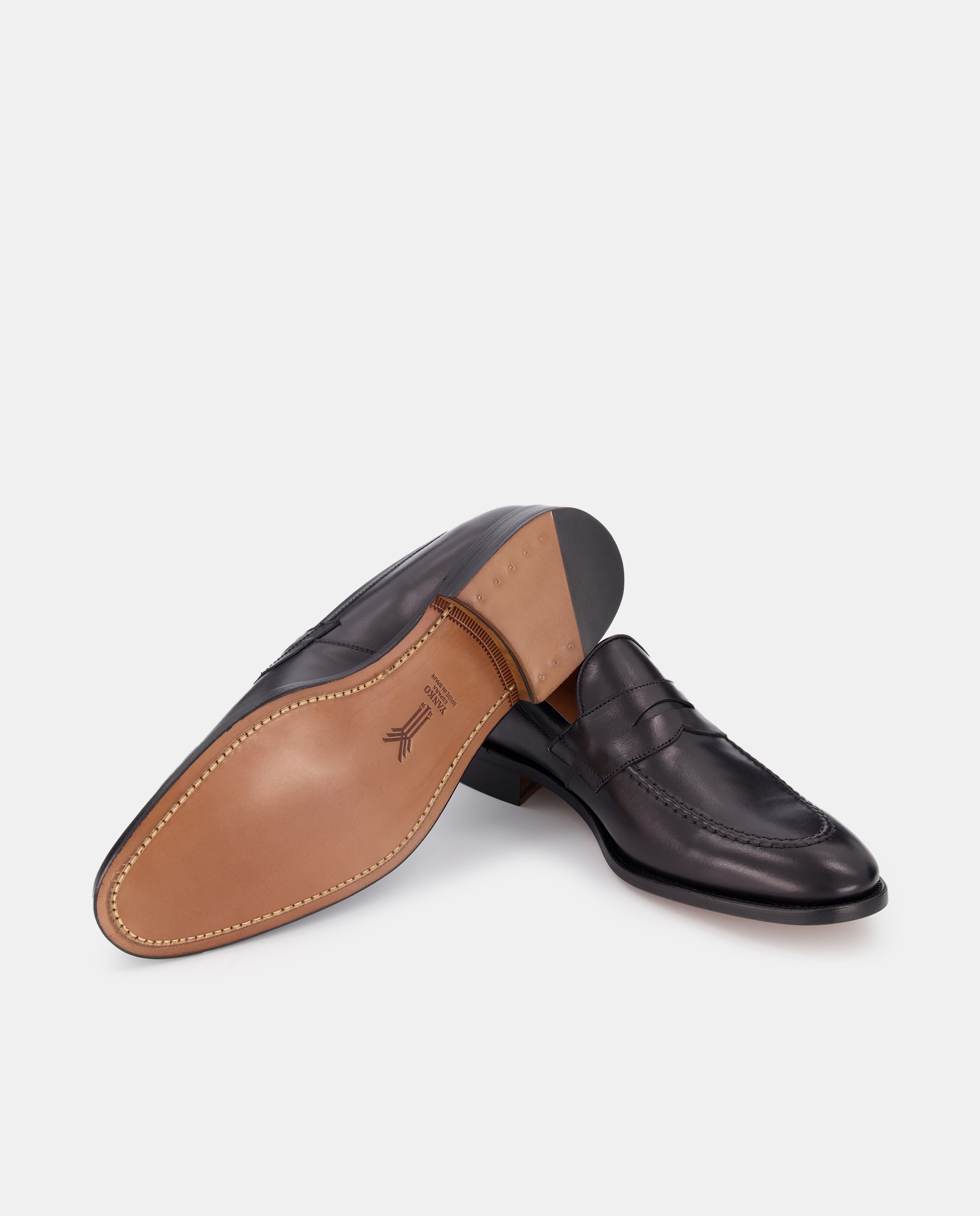 Mocassins com Detalhe de Travessão, Sola de Couro e em Pele - Preto Preto-2