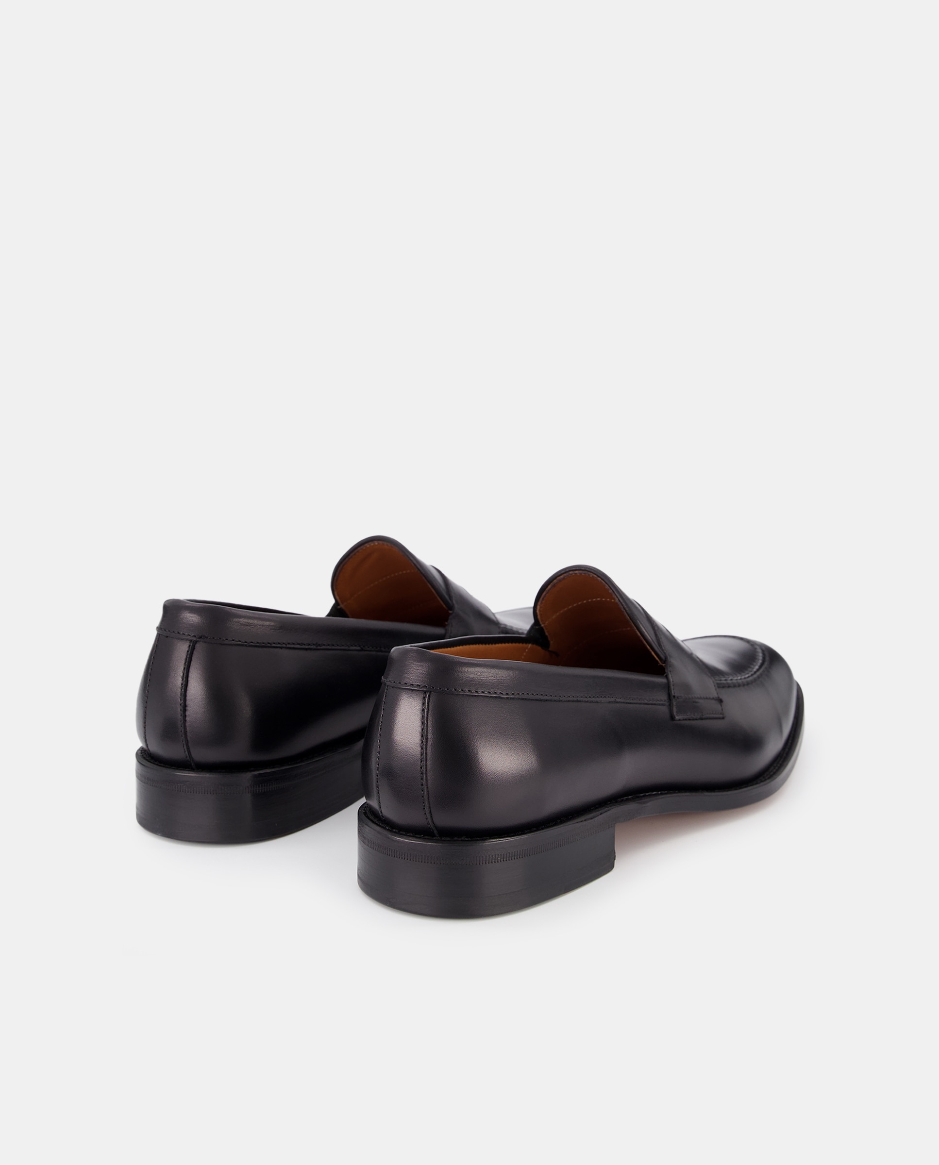 Mocassins com Detalhe de Travessão, Sola de Couro e em Pele - Preto Preto-3
