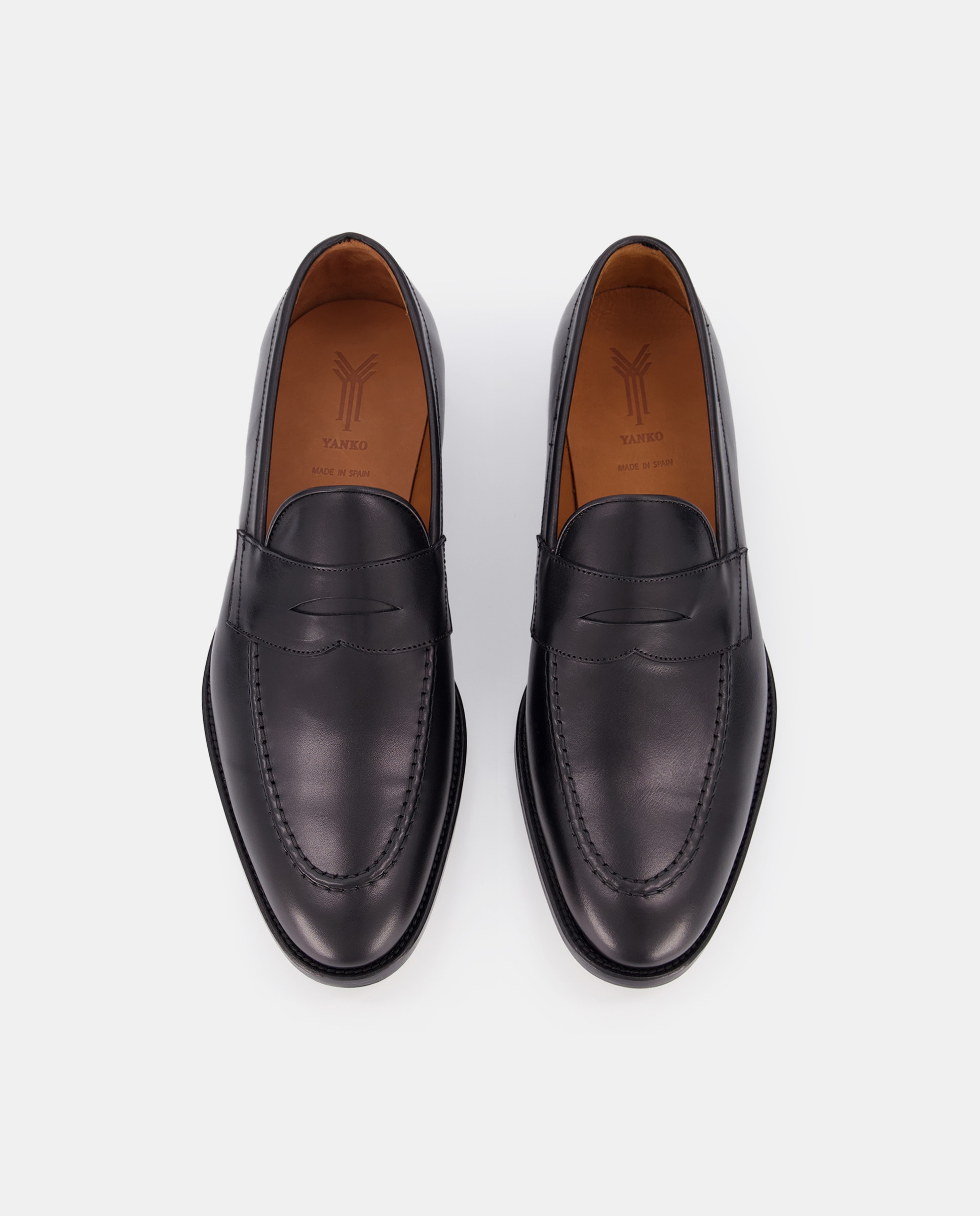 Mocassins com Detalhe de Travessão, Sola de Couro e em Pele - Preto Preto-4