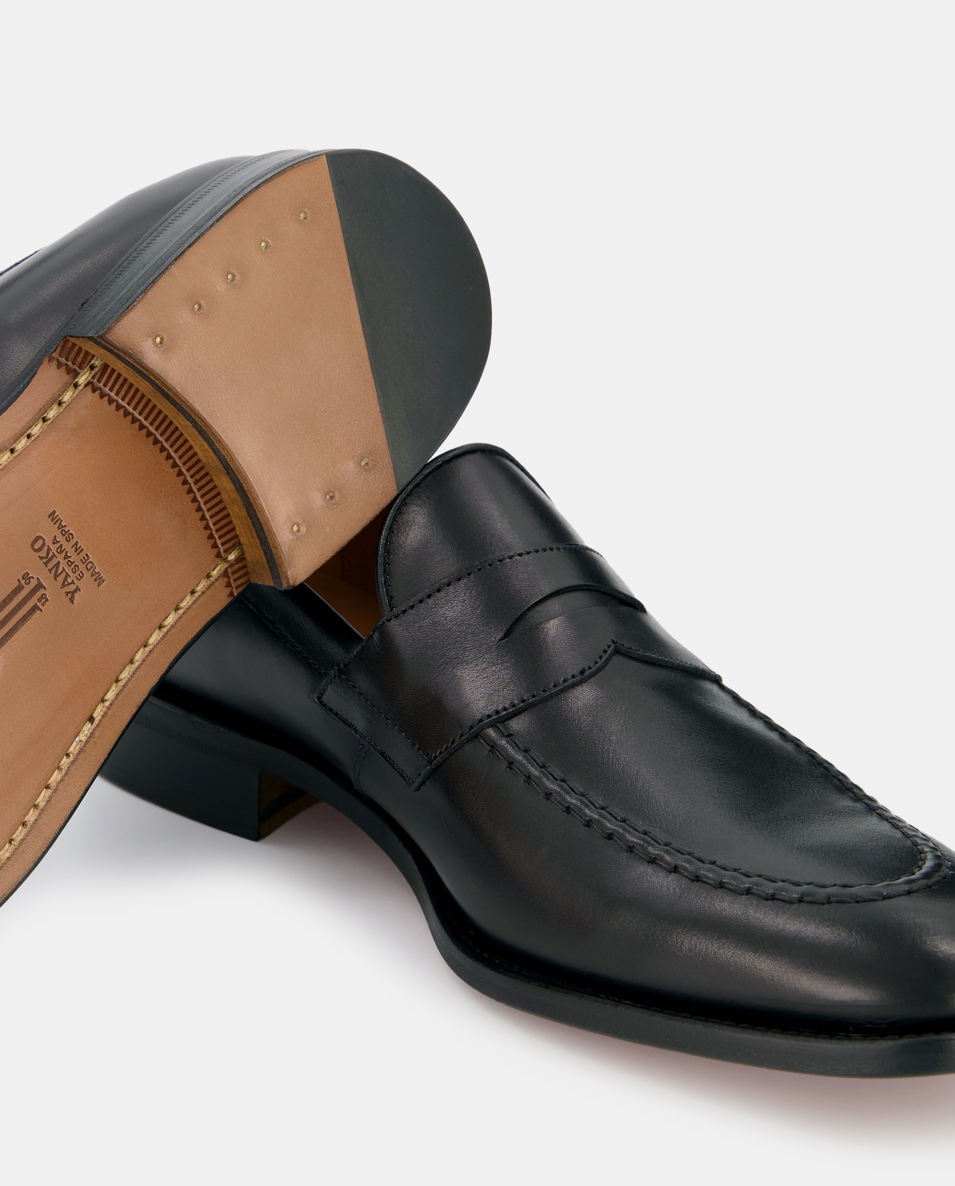 Mocassins com Detalhe de Travessão, Sola de Couro e em Pele - Preto Preto-5