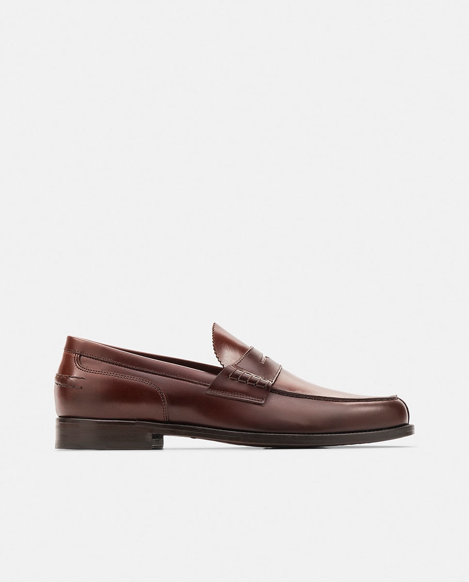 Imagem 0 de Mocassins com Acabamento Brilhante, Adorno de Travessão e em Pele
