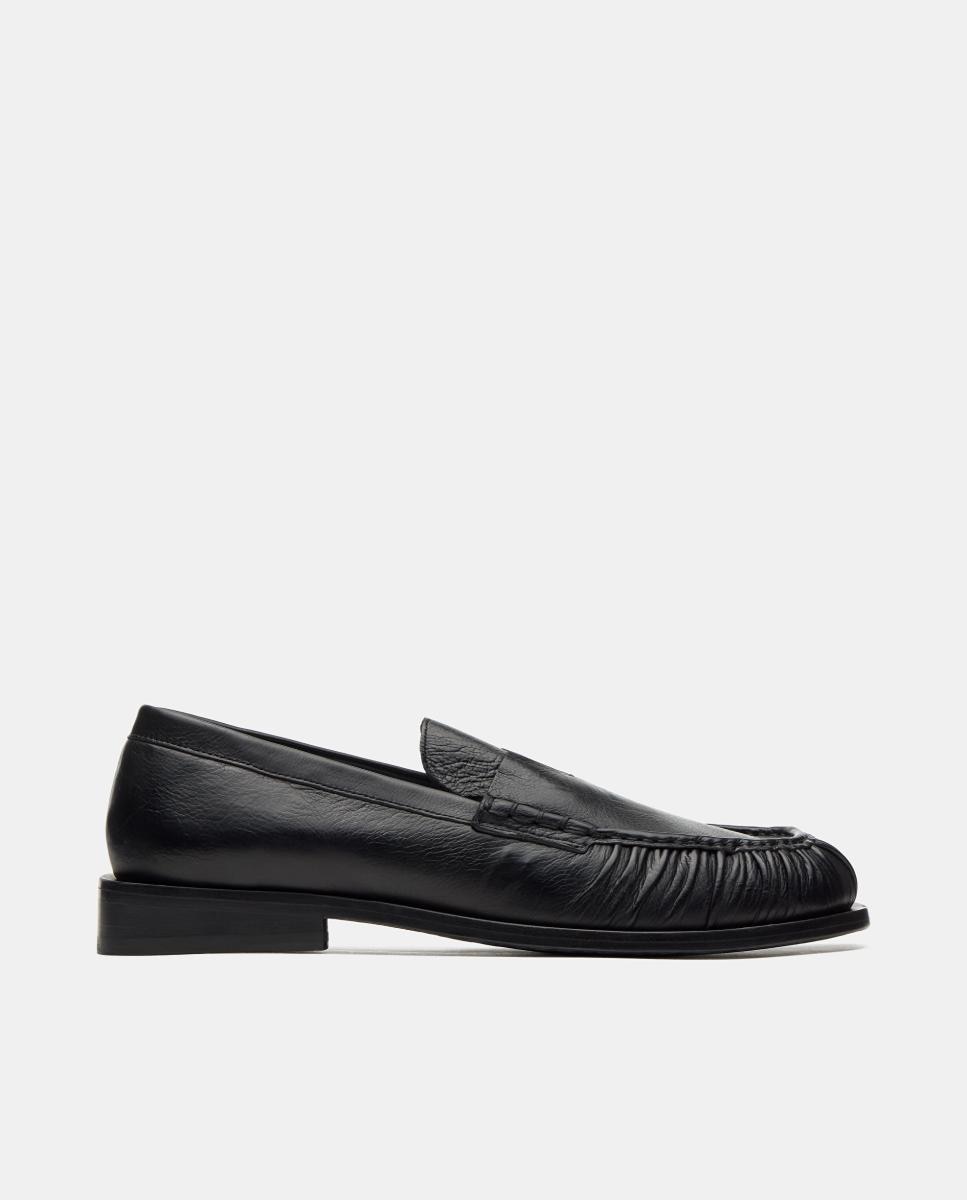 Imagem 0 de Sapatos Tipo Mocassins em Pele com Fita e Franzido