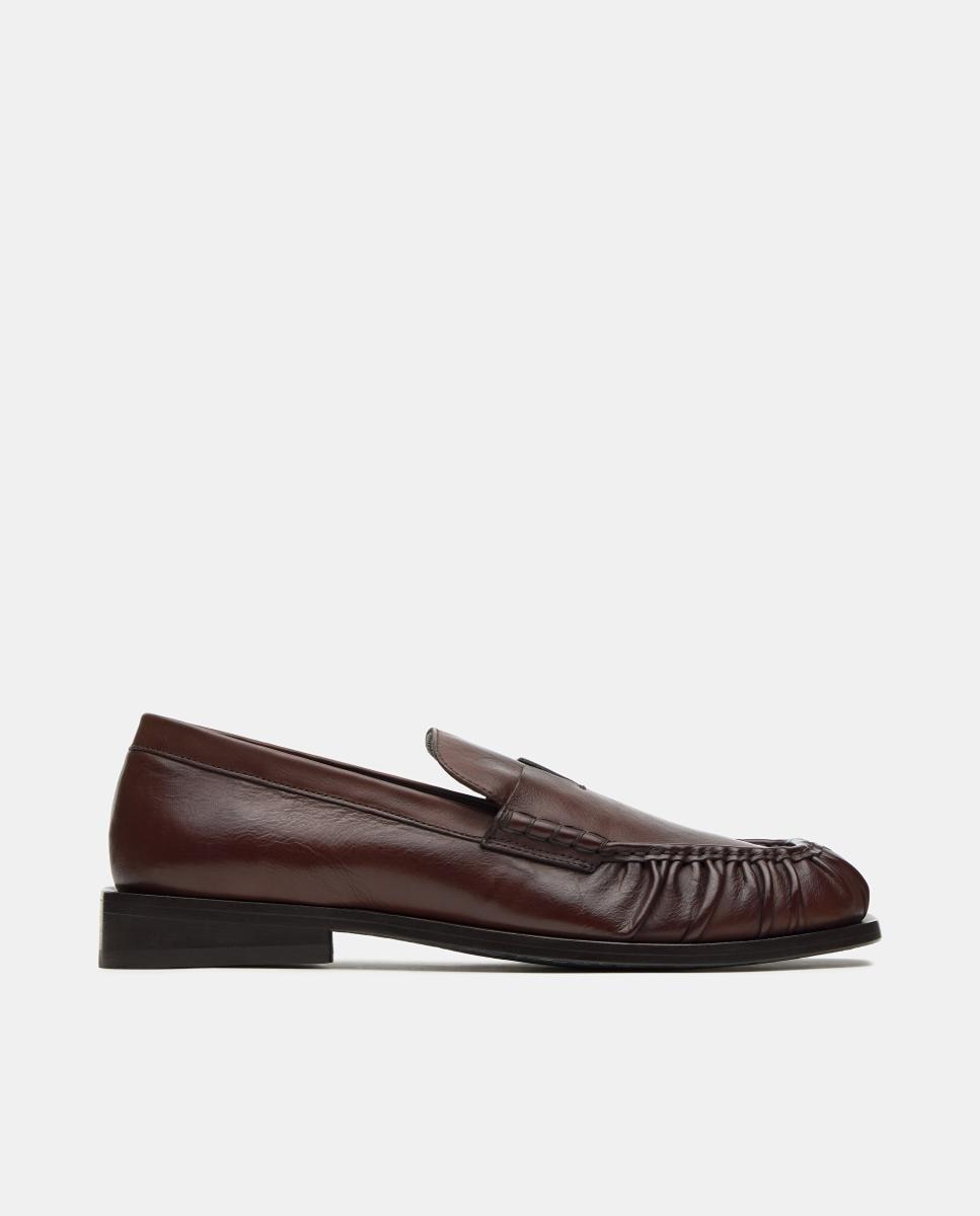 Imagem 0 de Sapatos Tipo Mocassins em Pele com Fita e Franzido