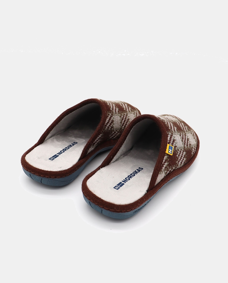 Chinelos de Quarto em Tecido Castanho-3