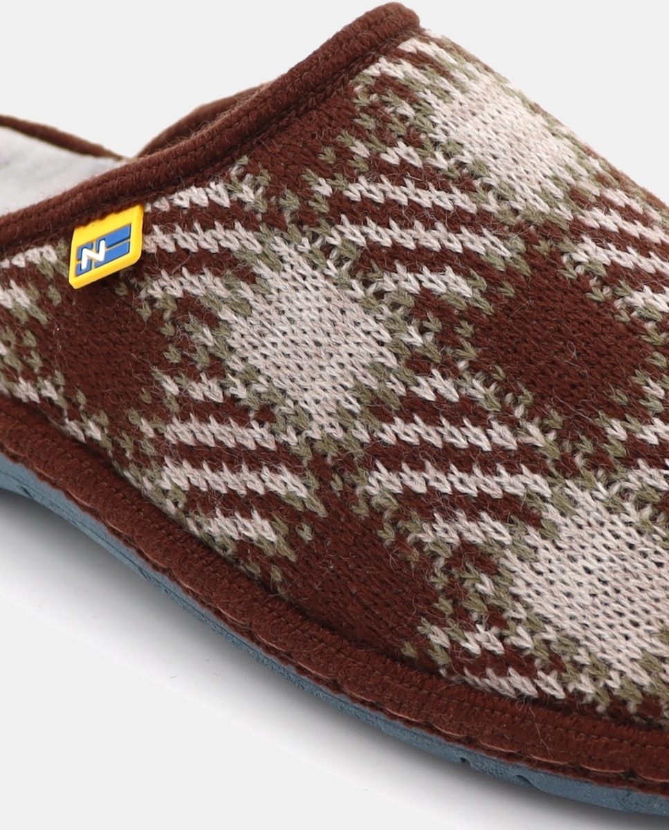 Chinelos de Quarto em Tecido Castanho-5