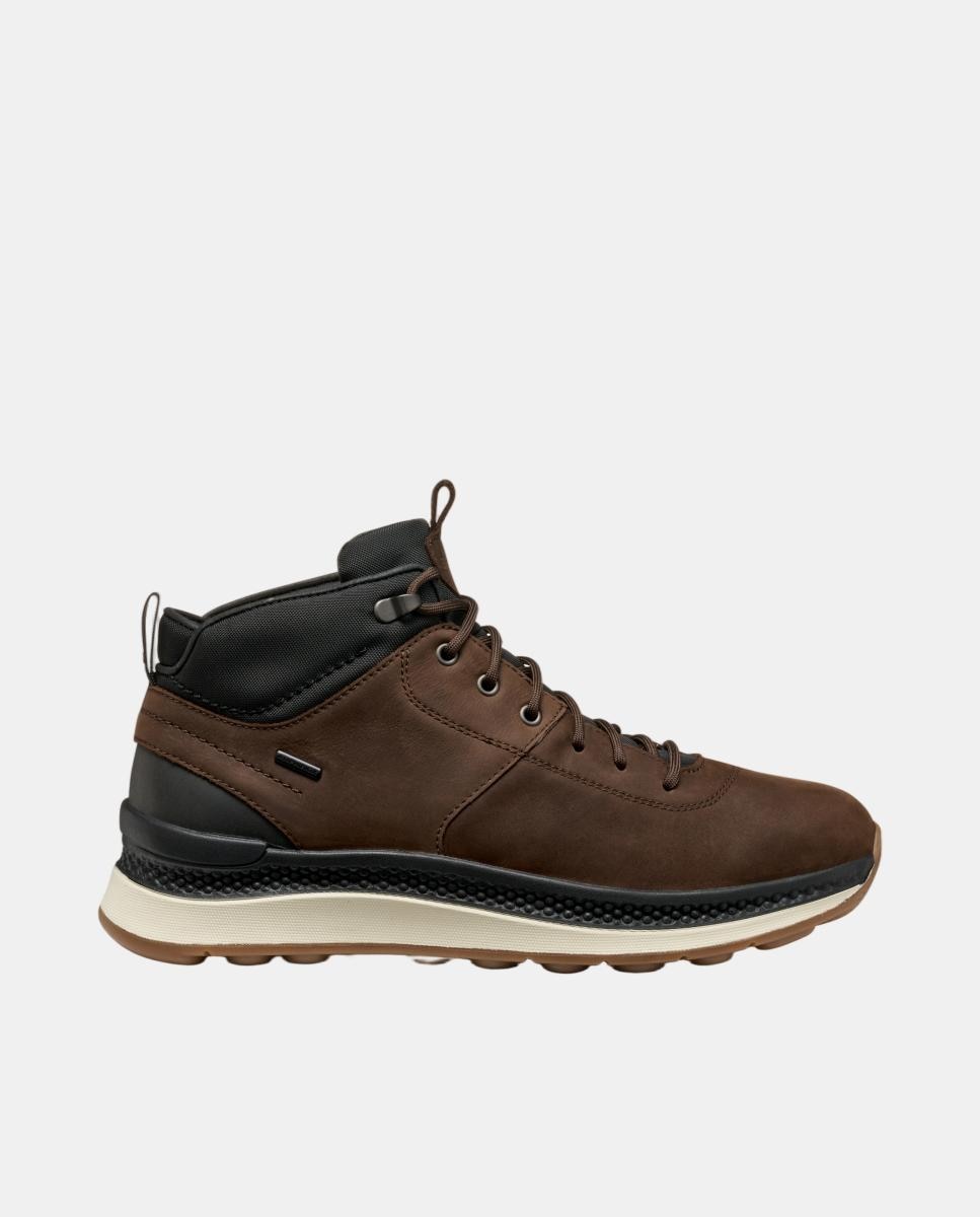 Imagen 0 de Botin deportivo de caballero con suela amortiguada e impermeable Marrón oscuro