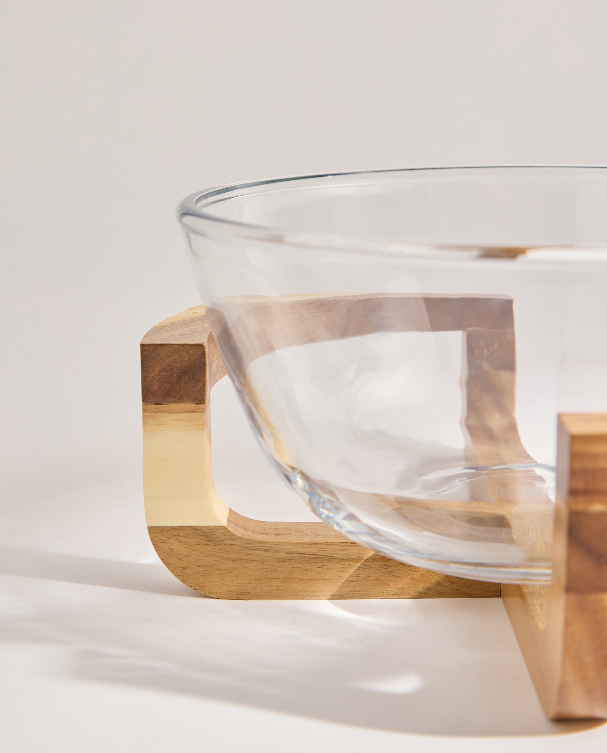 Ensaladera con soporte de bambú y set de utensilios Bianca Transparente-4