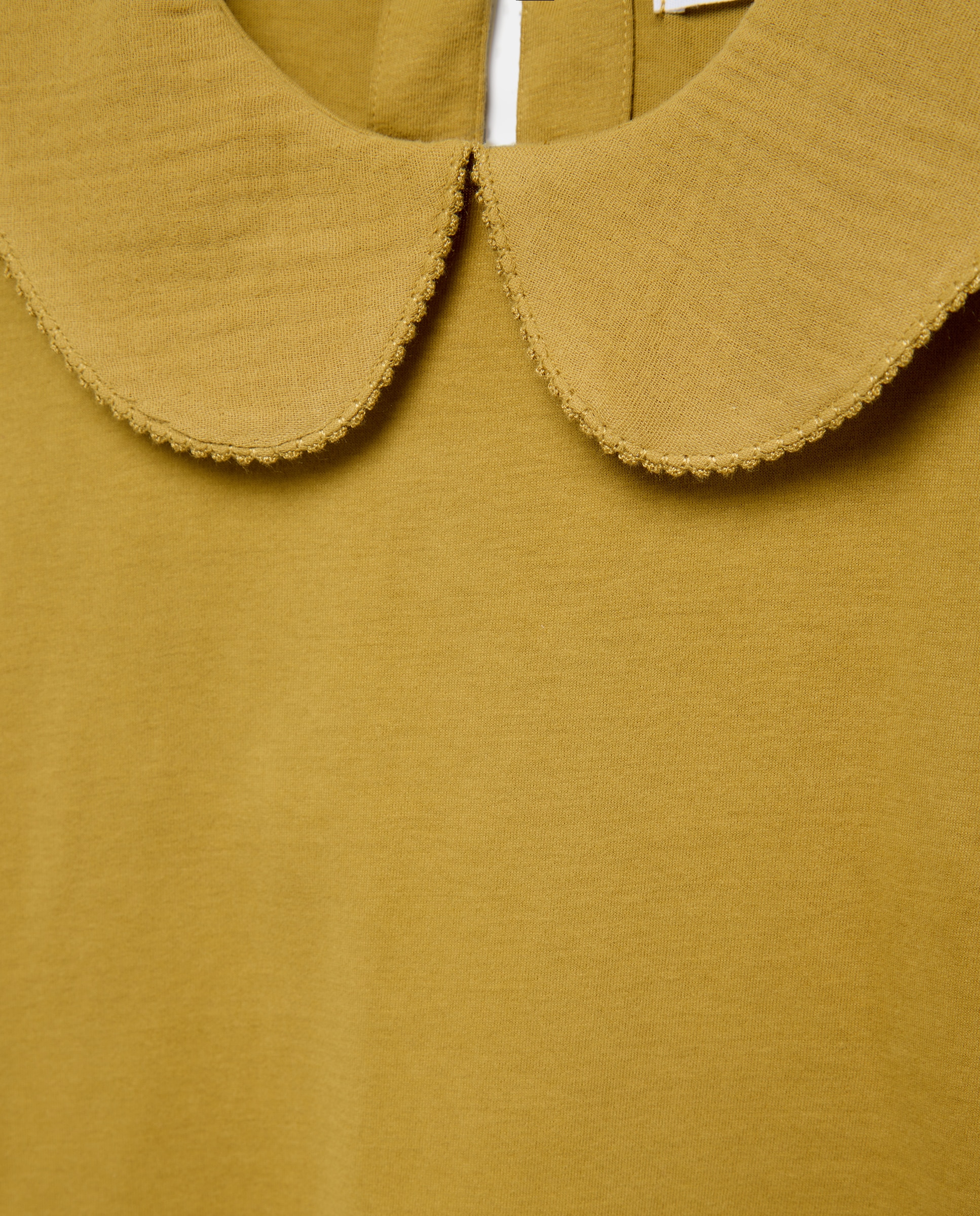 Camiseta niña cuello bordado Mostaza-3
